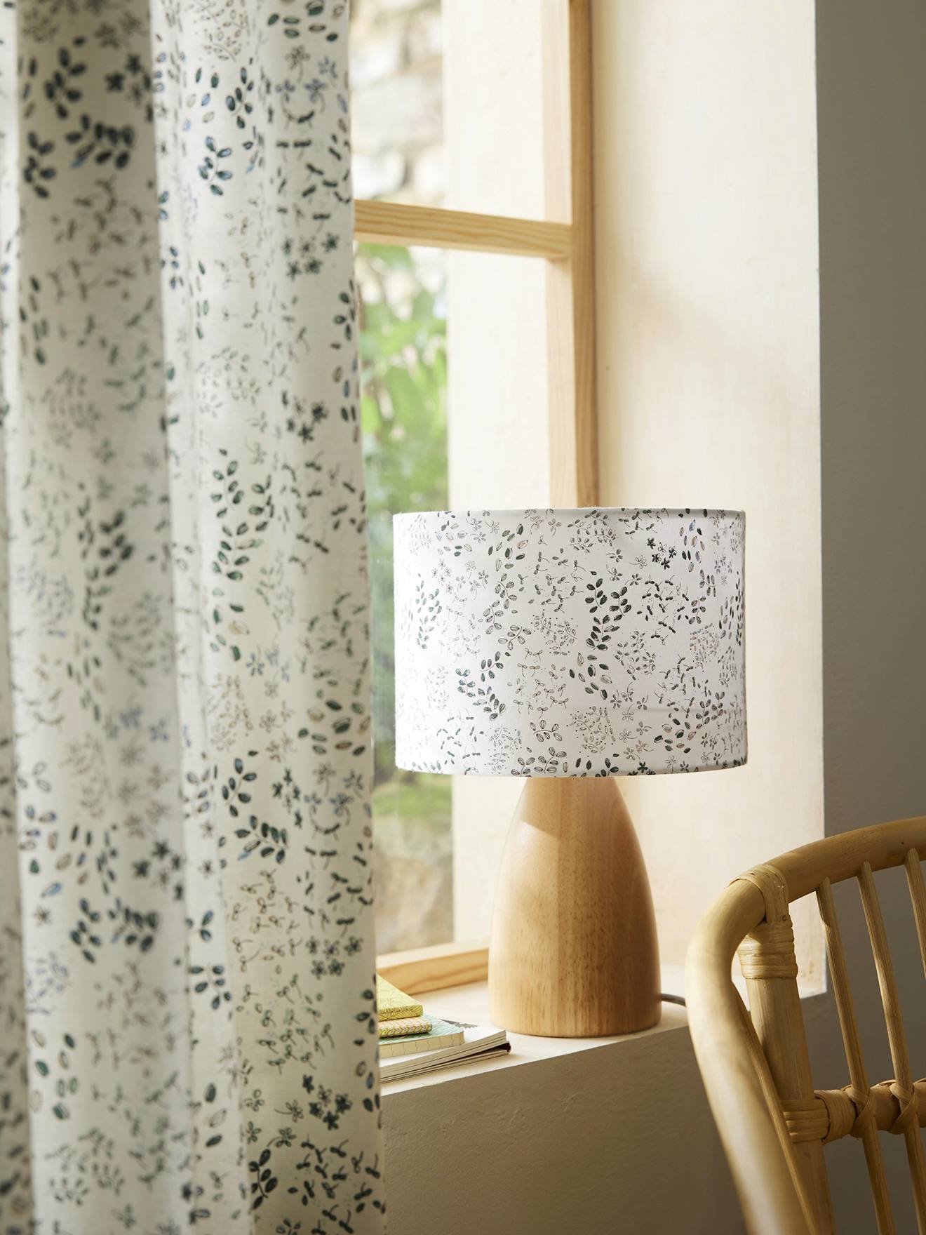 Vertbaudet Kinderzimmer Nachttischlampe FLORA - weiß geblümt