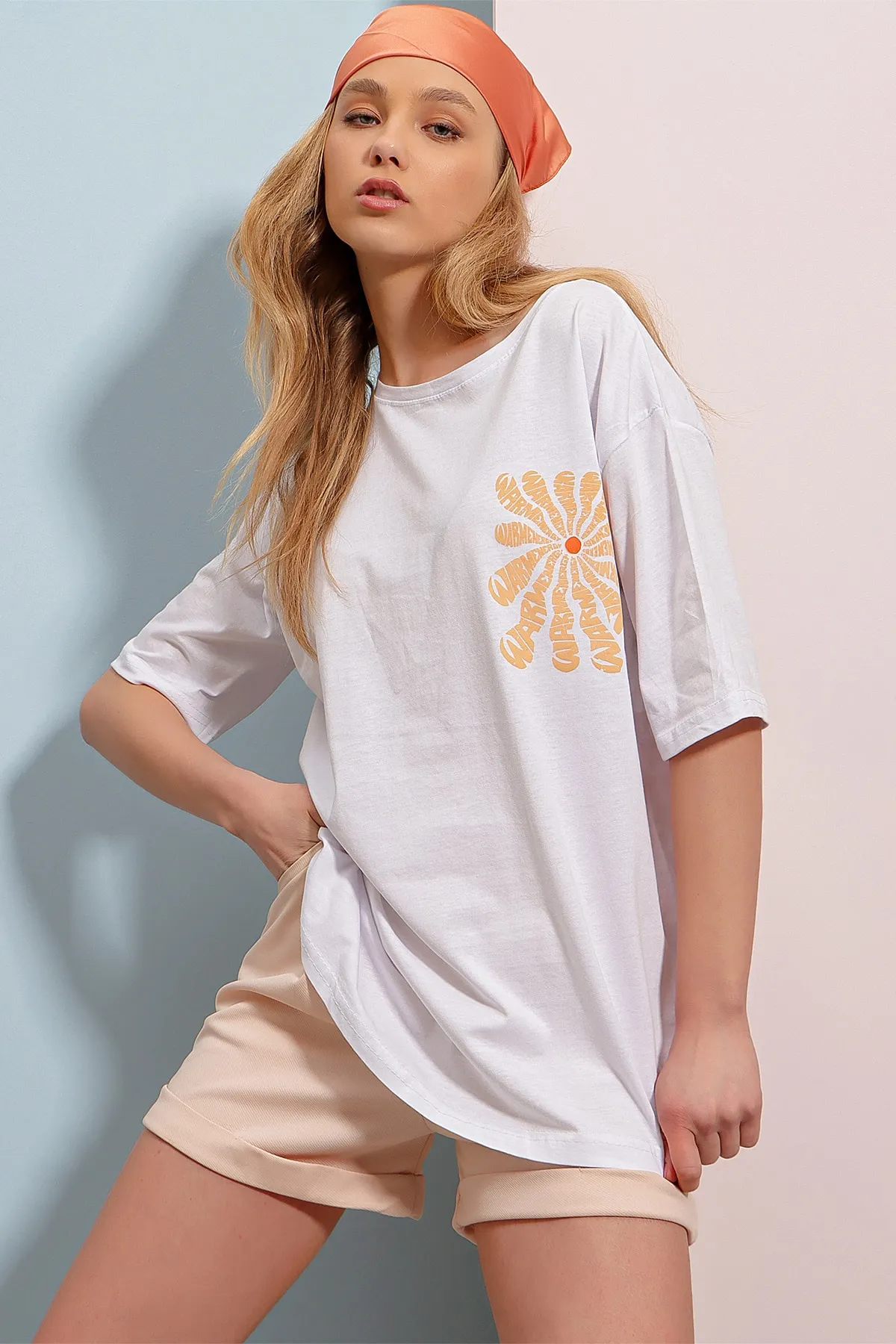 Trend Alaçatı Stili  Weißes Oversize-T-Shirt für Damen aus 100 % Baumwolle mit Rundhalsausschnitt vorne und hinten und Flockdruck ALC-X7978