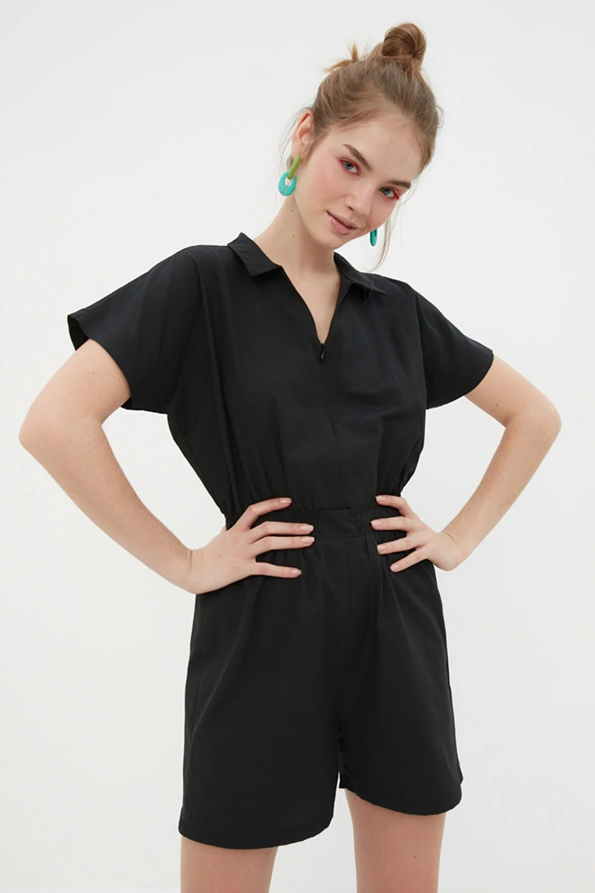 Trendyol Collection  Schwarzer Mini-Weboverall mit elastischem Bund TWOSS22TU0014
