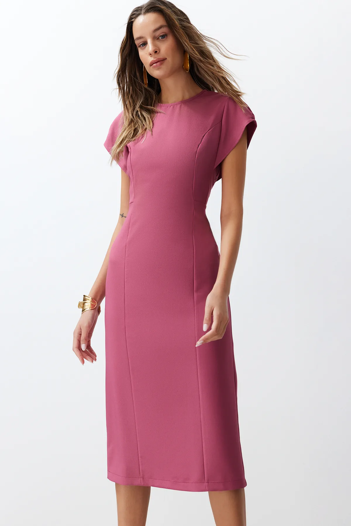 Trendyol Collection  Dried Rose Body Wrap Gewebtes Midikleid mit niedrigen Ärmeln und Rundhalsausschnitt TWOSS24EL00608