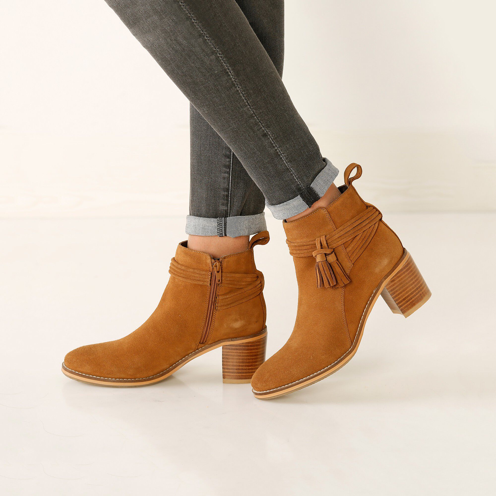 Boots en croûte de cuir à talon et pompons
