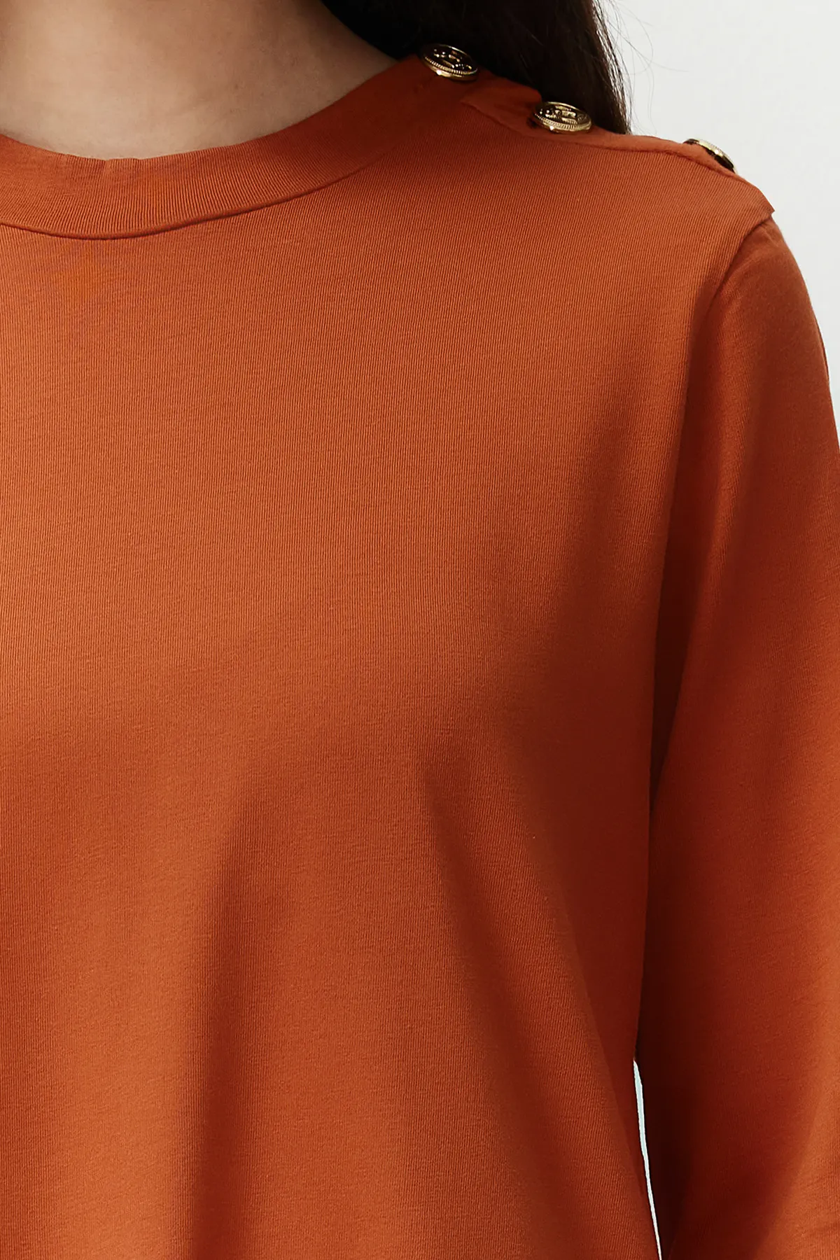 Trendyol Modest  Detailliertes Strickkleid mit Zimt-Schulterknopf TCTSS23EB00291