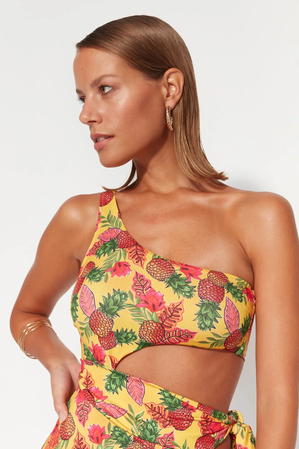Trendyol Collection  Badeanzug mit normalem Bein und einschultrigem Cut-Out/Fenster und Fruchtmuster TBESS22MA0197