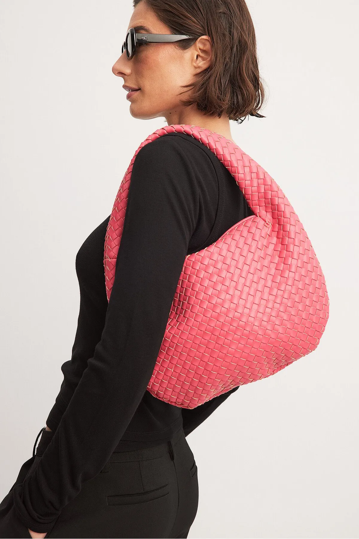 NA-KD Accessories  Gewebte, abgerundete Umhängetasche