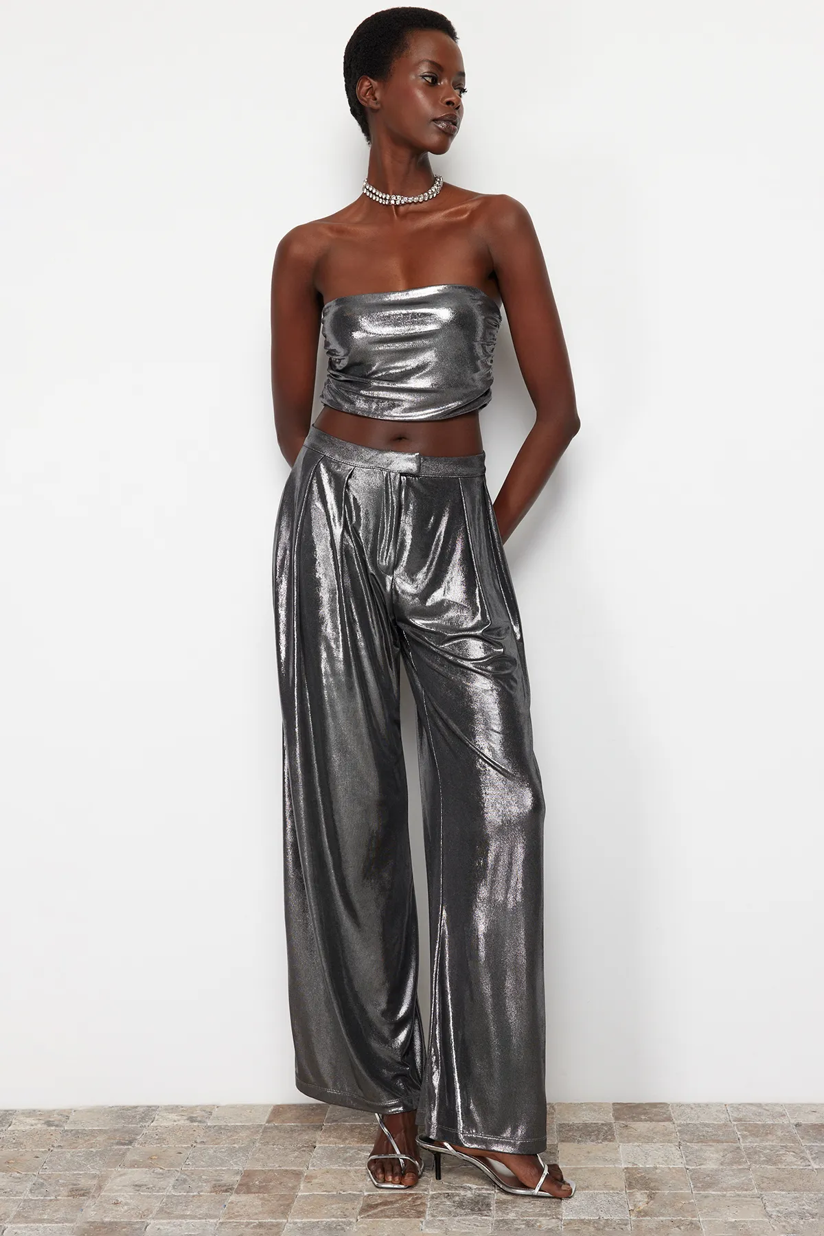 Trendyol Collection  Anthrazitfarbenes Crop-Bustier im Metallic-Look TPRSS24BS00012