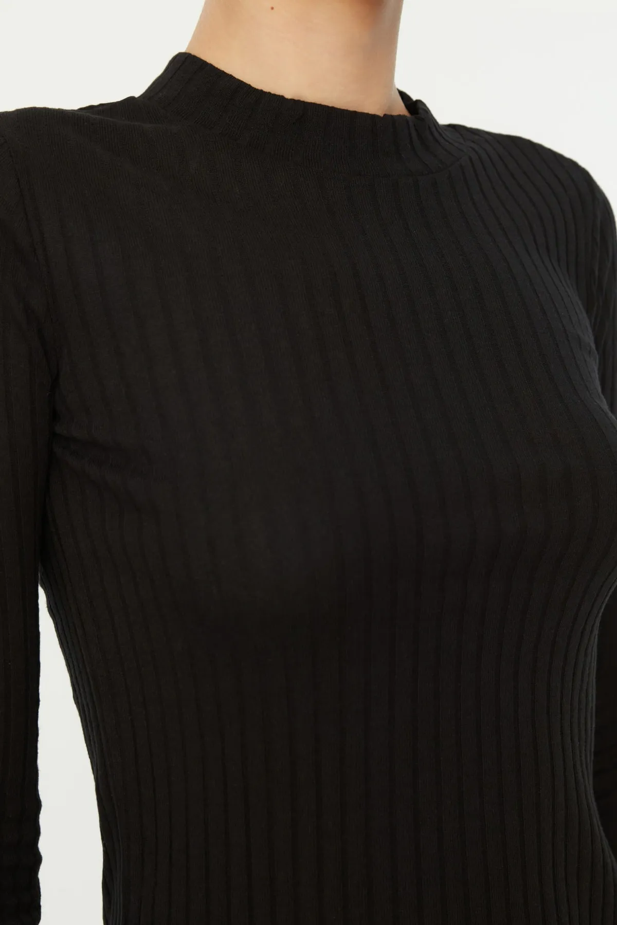 Trendyol Collection  Schwarze, gerippte, flexible Slim-Fit-Strickbluse mit hohem Kragen TWOAW20BZ0200