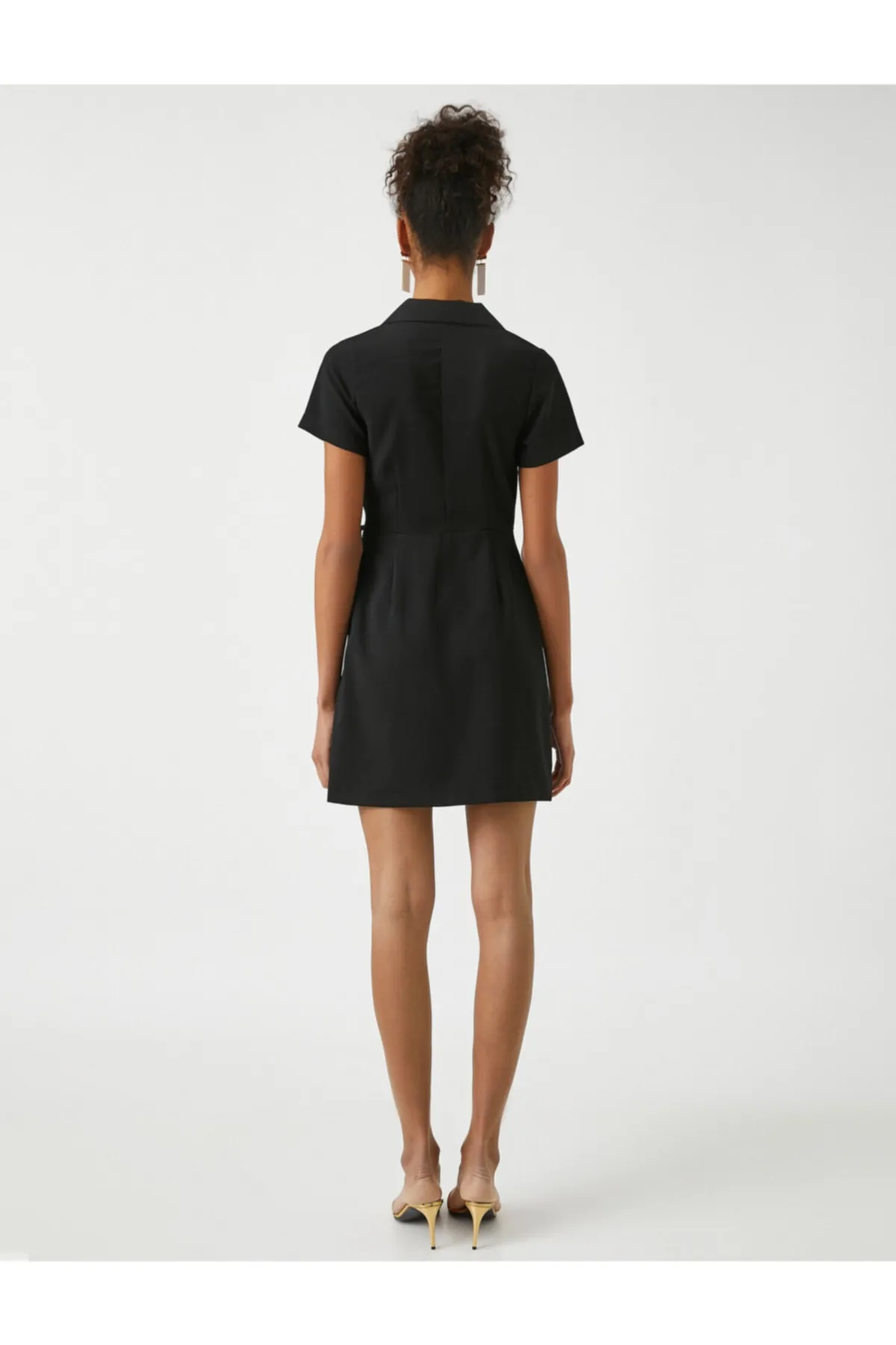 Koton  Damenkleid mit V-Ausschnitt und kurzen Ärmeln in Schwarz 2yak82952uw