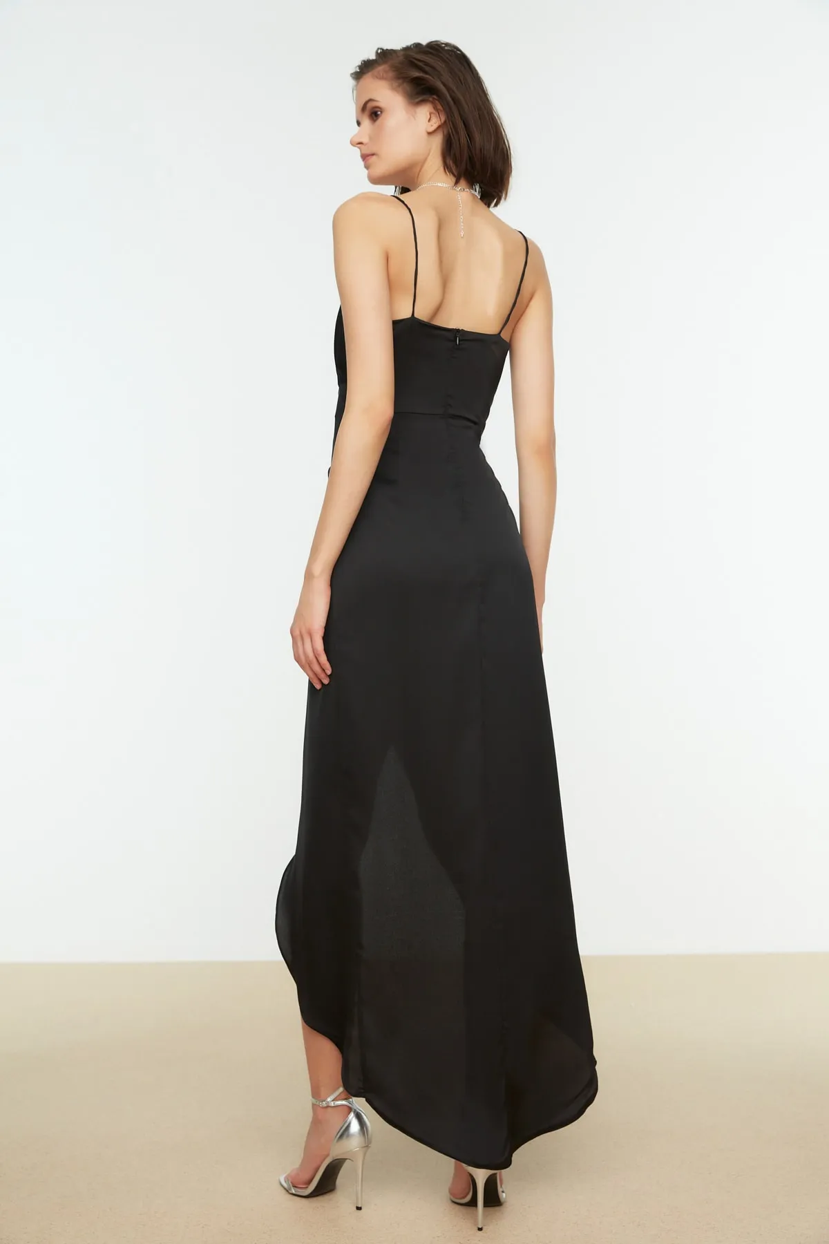 Trendyol Collection  Schwarzes langes Abendkleid aus Satin mit zweireihigem Kragen TPRSS21AE0050