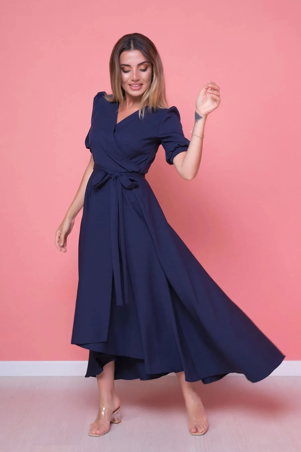lovebox  Damen-Kleid aus flexiblem Atlas-Stoff mit Gürtel, asymmetrischem Schnitt, Midi-Länge, zweireihiger Kragen, marineblaues ausgestelltes Kleid 410