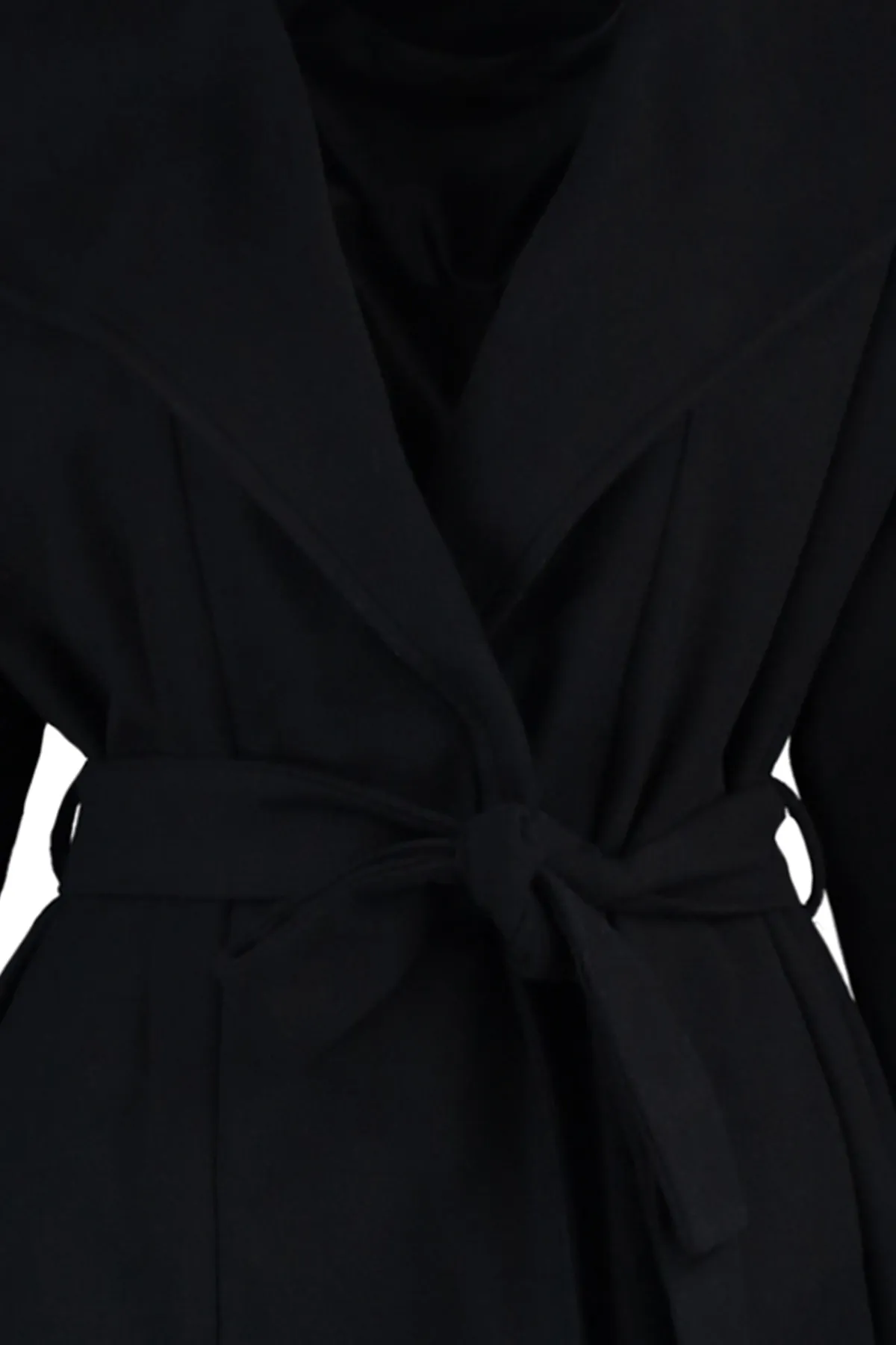 Trendyol Curve  Schwarzer Oversize-Kaschmirmantel mit breitem Kragen und Gürtel TBBAW23KB00001