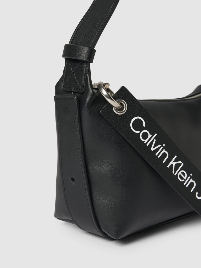 Hobo Bag mit Label-Details in schwarz