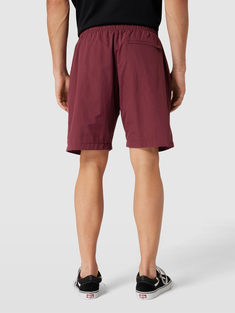 Shorts mit Label-Print in bordeaux rot