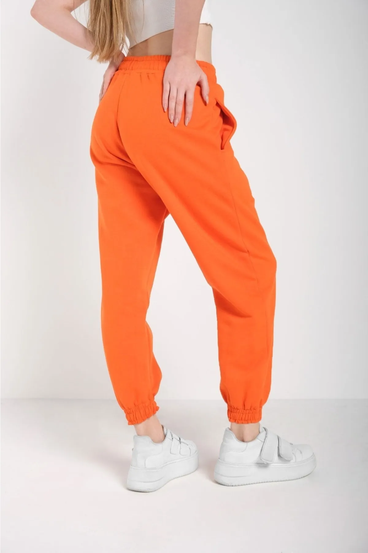 MODAGEN  Orangefarbene, einfarbige, übergroße Jogginghose mit elastischem Bund für Damen