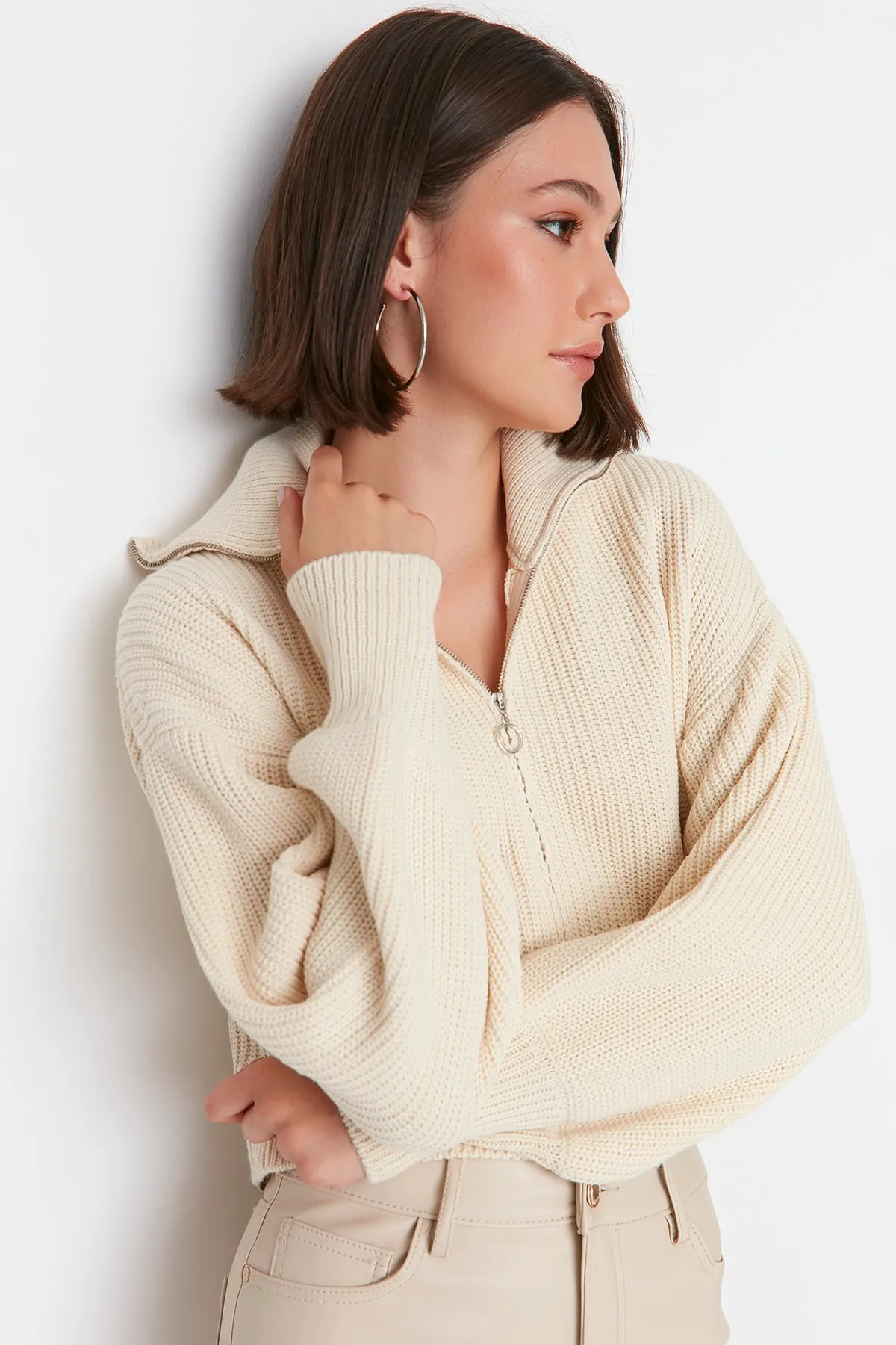 Trendyol Collection  Ecrufarbene, kurze Strickjacke mit Reißverschlussdetail TWOAW23HI00373