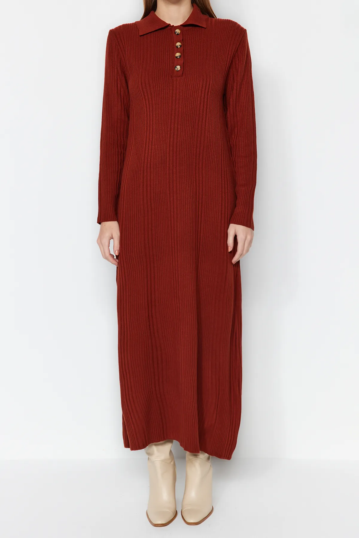 Trendyol Modest  Geripptes Strickkleid mit Polokragen und bequemer Passform TCTAW24EB00025