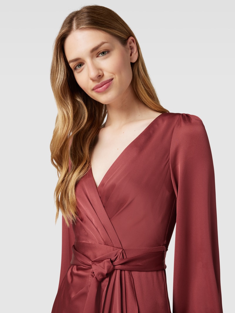Abendkleid mit V-Ausschnitt in rostrot meliert