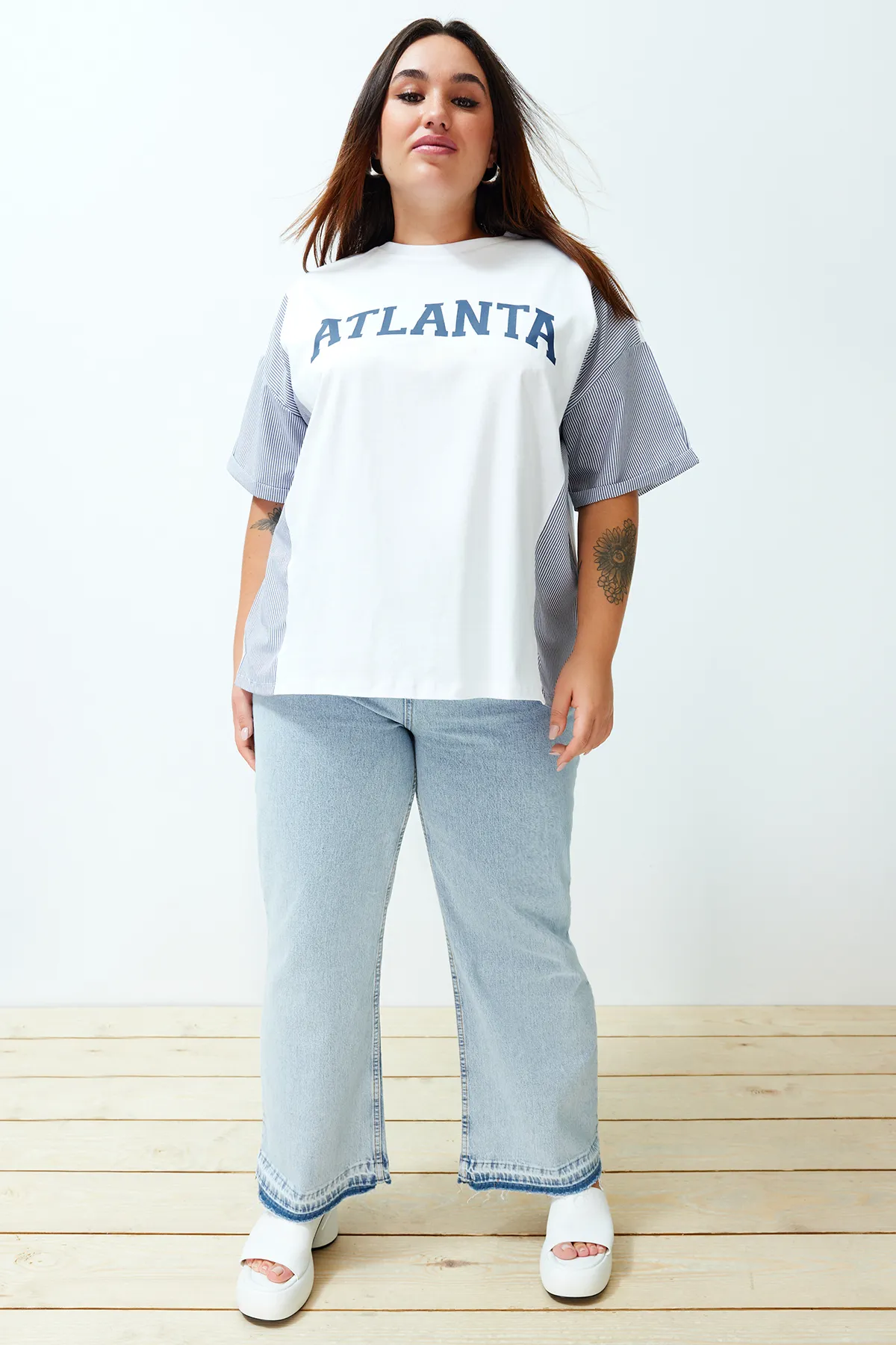 Trendyol Curve  Weißes, gestreiftes, bedrucktes Oversize-Strick-T-Shirt TBBSS24BF00017