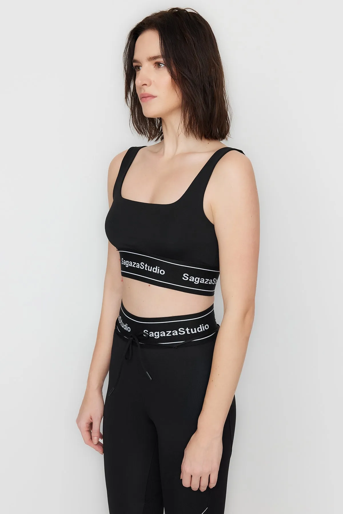 Trendyol Collection  X Sagaza Studio – Schwarzer Supportive Recovery-Sport-BH mit eckigem Kragen TCLSS23SS00002