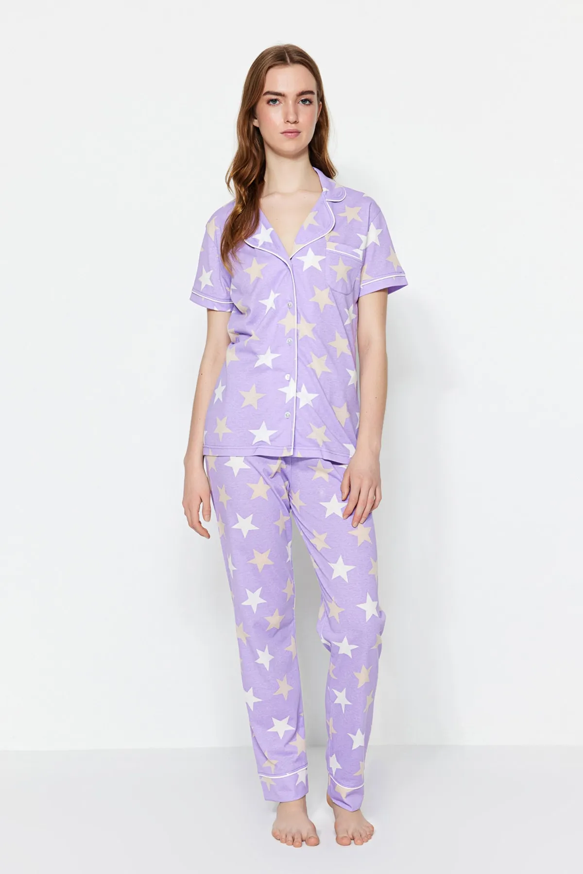 Trendyol Collection  Gestricktes Pyjama-Set aus Hemd und Hose aus fliederfarbener Baumwolle mit Sternenmuster THMSS21PT0786