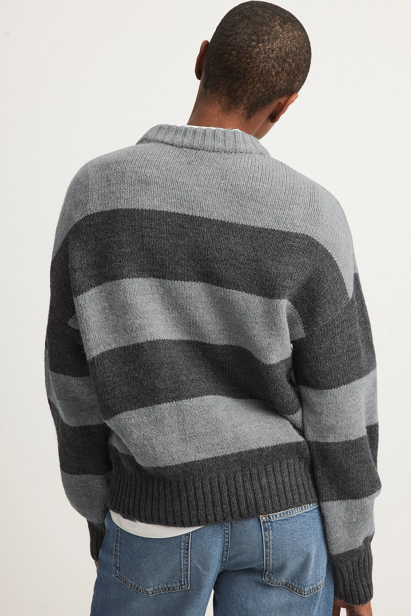Gestreifter Strickpullover mit rundem Halsausschnitt