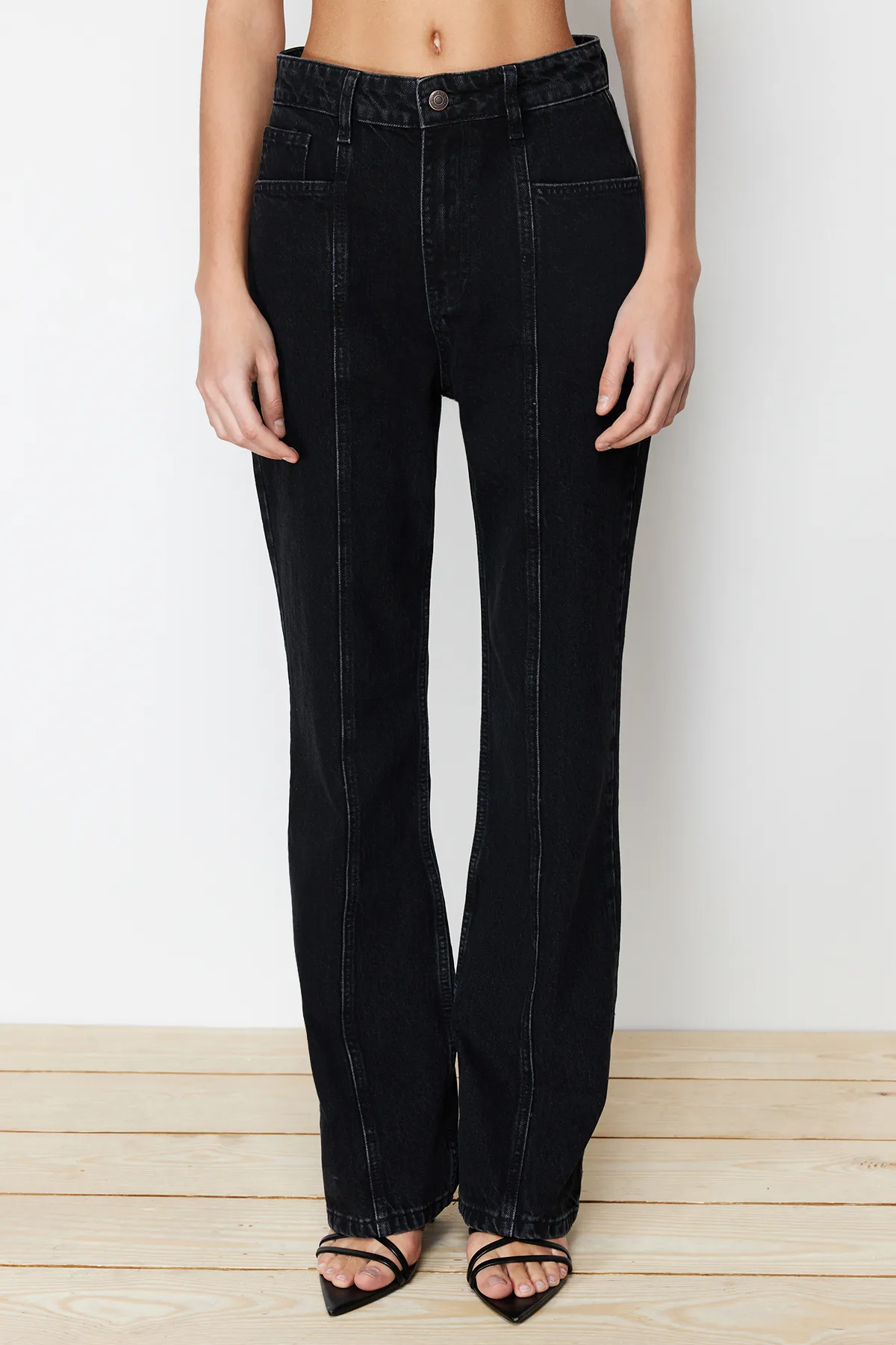 Trendyol Collection  Schwarze, nachhaltigere Nähte, detailliertes, weites Bein mit hoher Taille TWOSS24JE00154