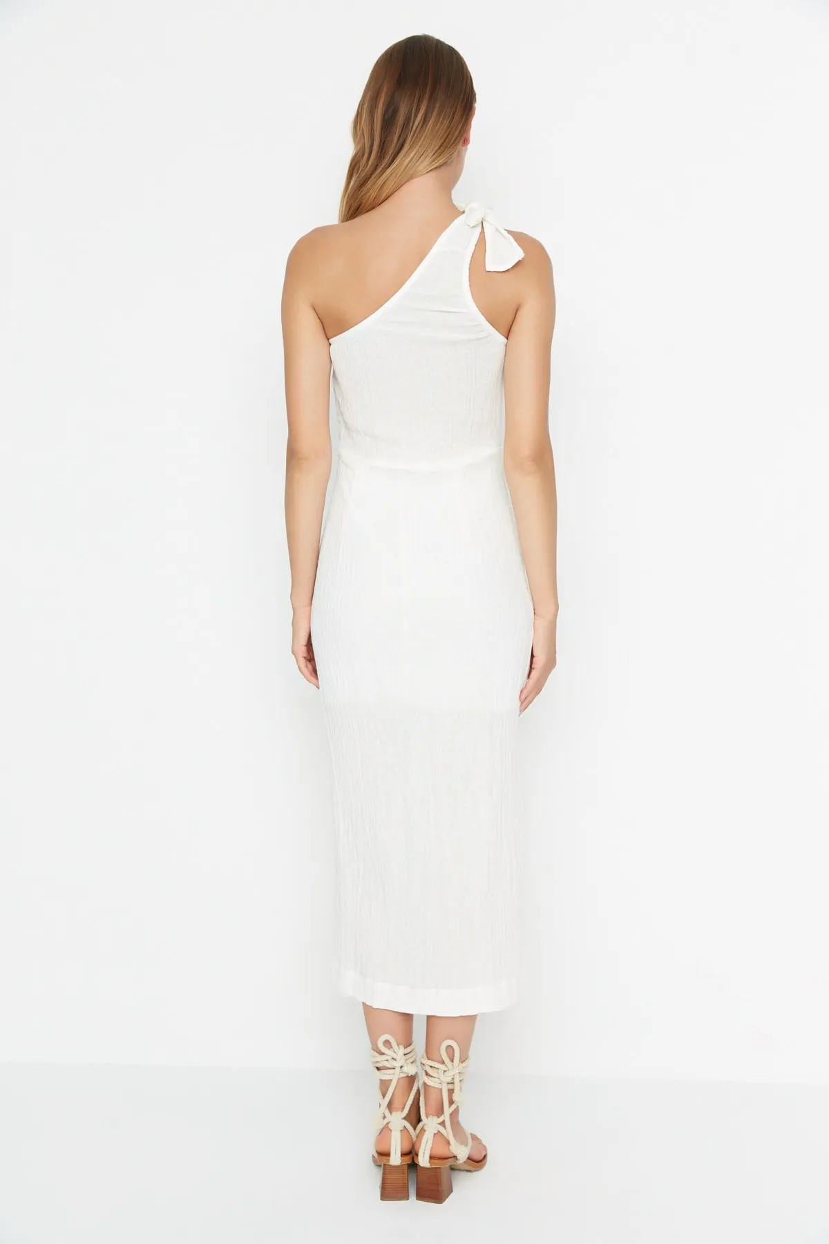 Trendyol Collection  Ecrufarbenes, einschultriges Kleid aus Musselin mit Schlitz