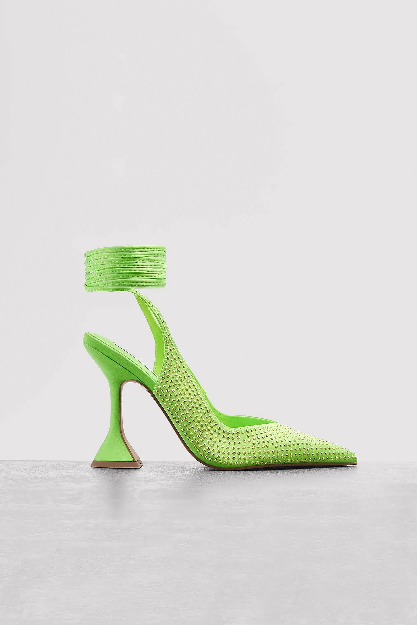 Nieten-Sanduhr-Absatz-Pumps