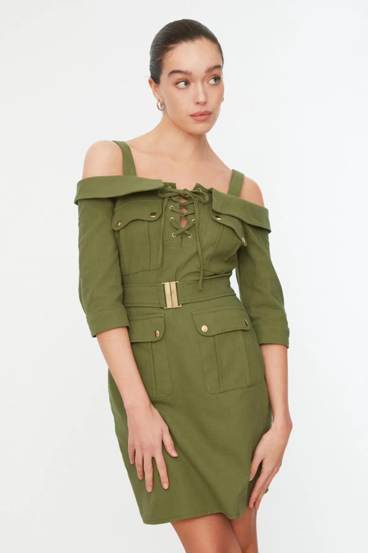 Trendyol Collection  Khakifarbenes, gewebtes Kleid mit Vogelaugenmuster und Gürtel TWOSS21EL1111