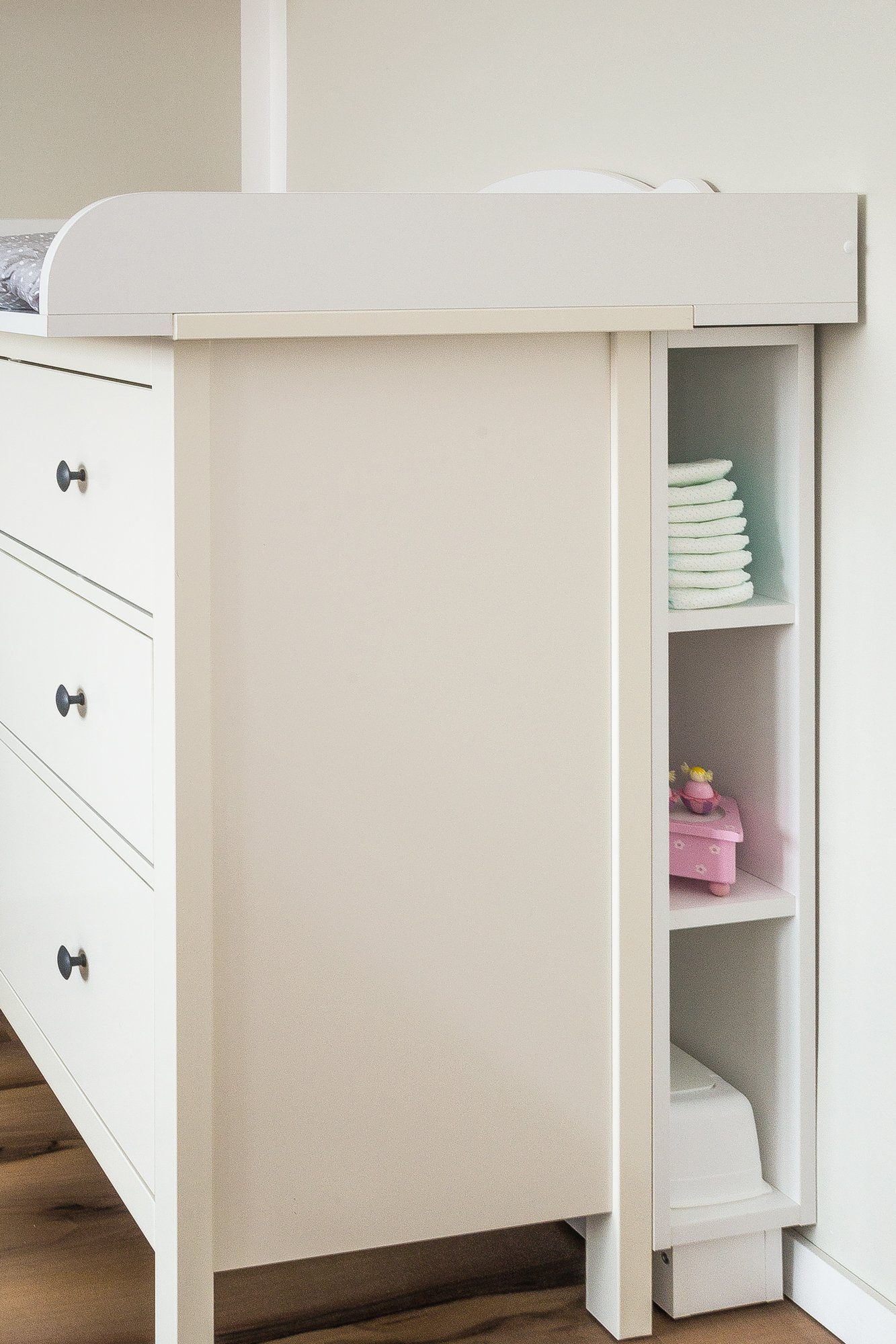 KraftKids Stauraumregal für Wickeltisch weiß passend für HEMNES Kommode u.a., Mit Sockel und höhenverstellbaren Füssen