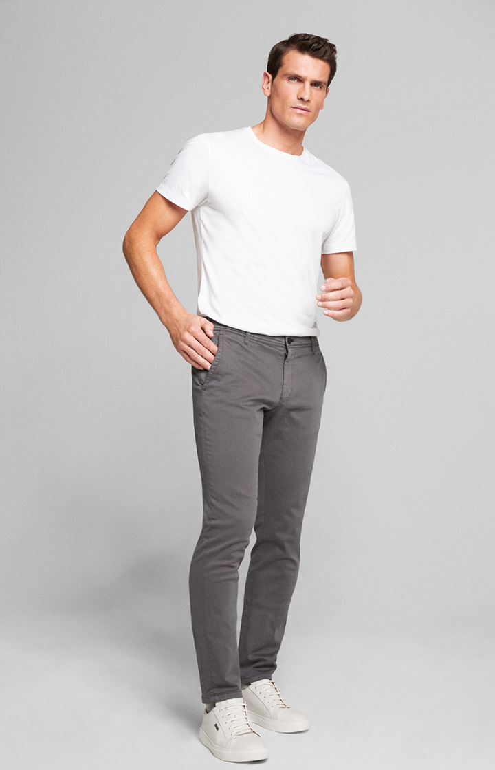 Chino Matthew in Grau