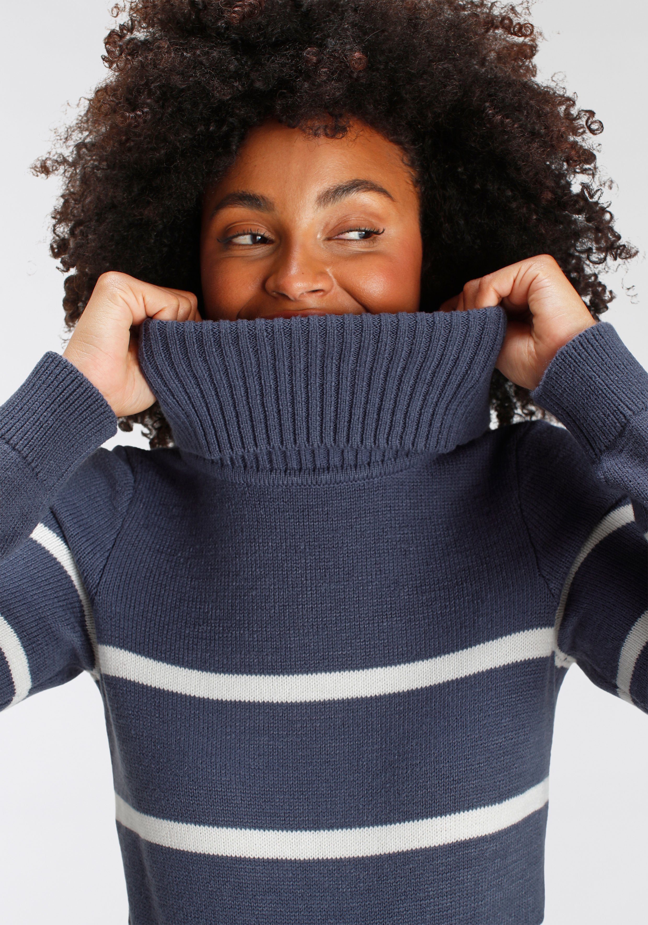 KangaROOS Rollkragenpullover in lässiger Form mit Kontraststreifen