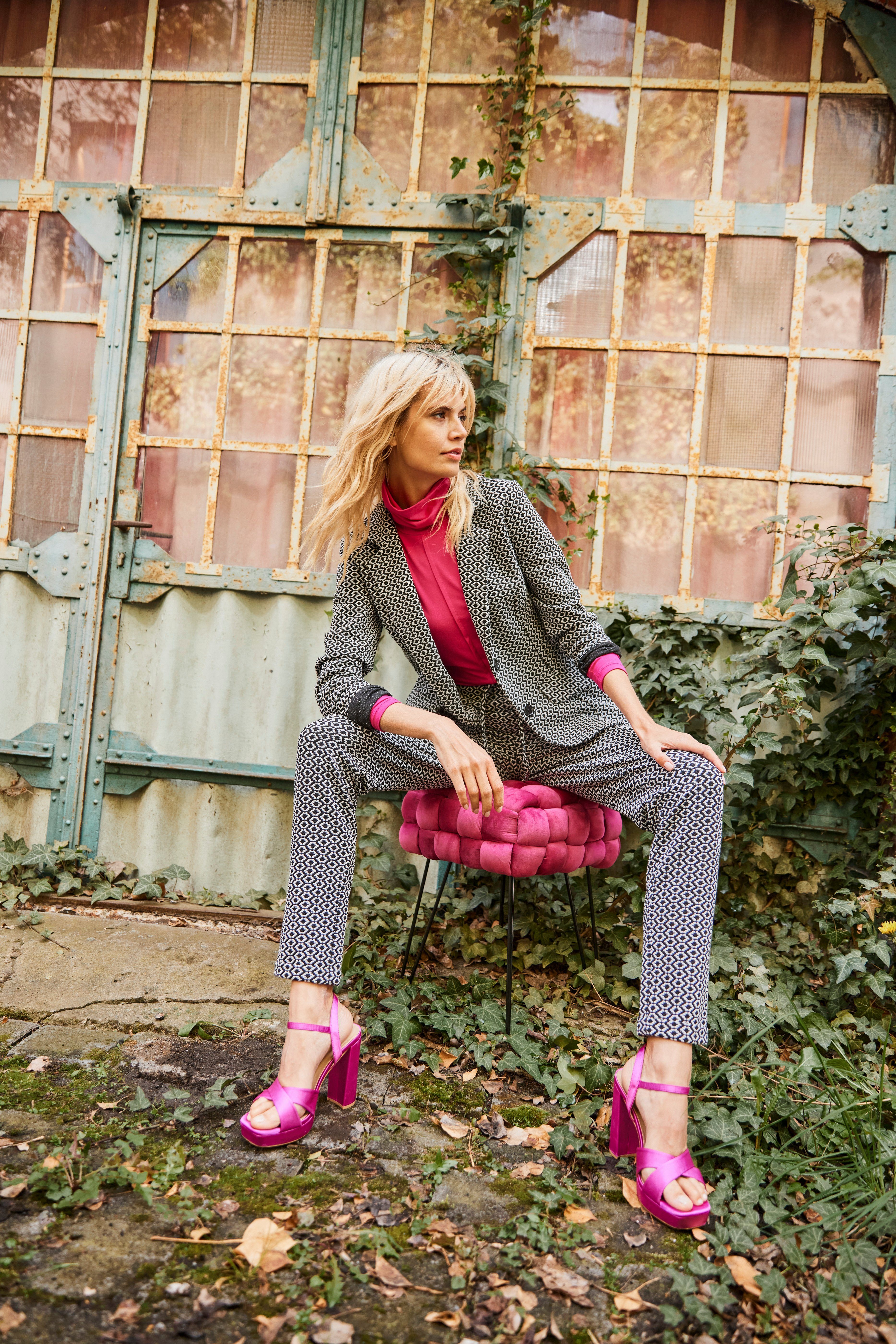 Aniston SELECTED Kurzblazer mit trendy Allover-Muster