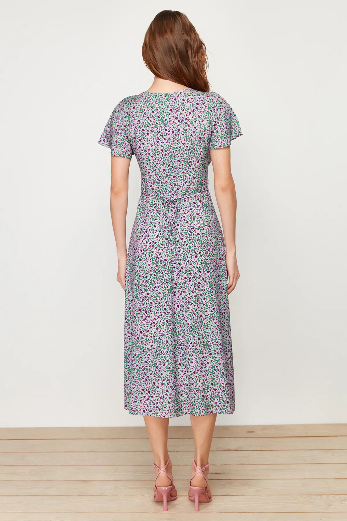 Trendyol Collection  Grünes, gewebtes Midikleid aus 100 % Viskose in A-Linie mit Blumendruck und V-Ausschnitt TWOSS24EL00618