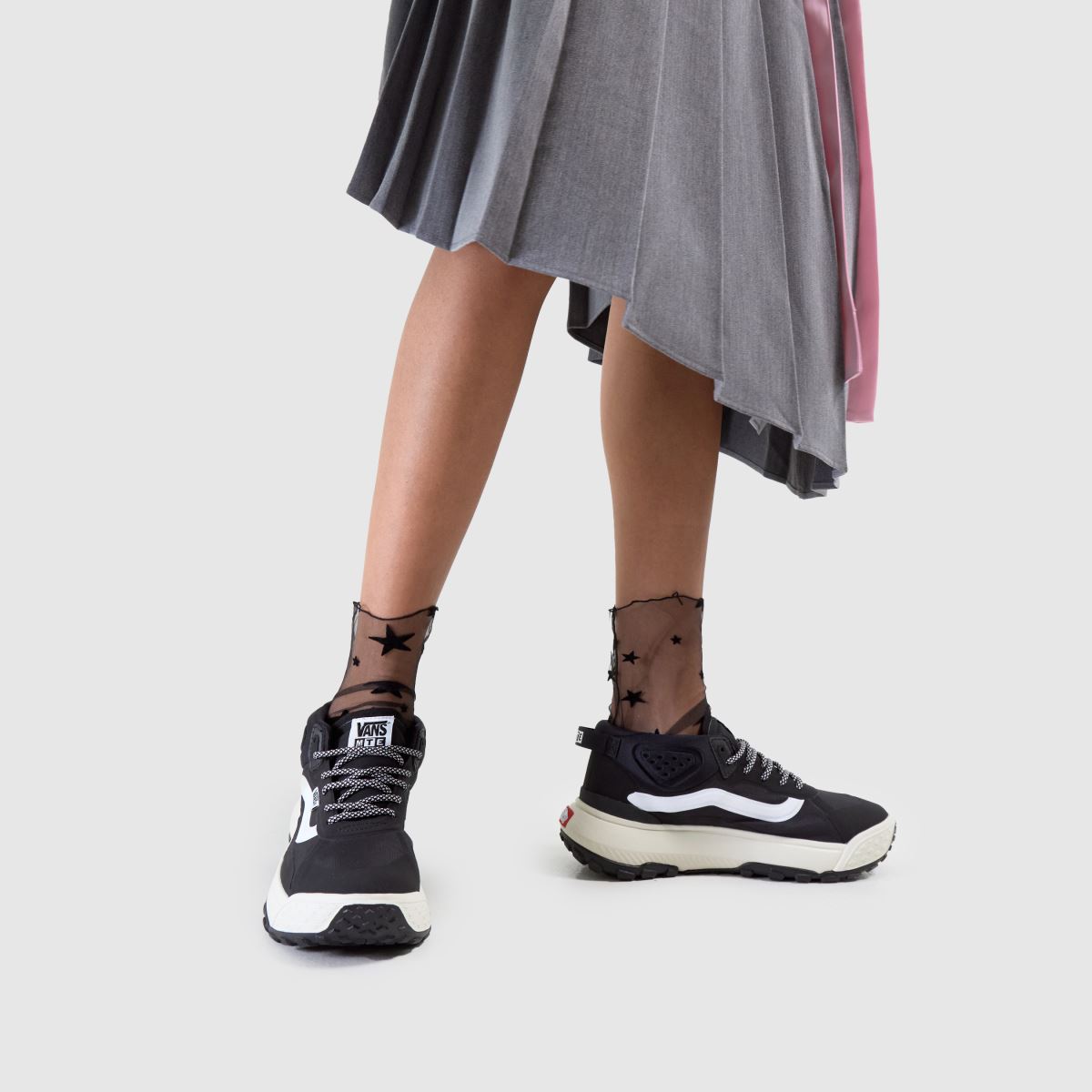 Vans – MTE Crosspath – Svarta och vita mellanhöga sneakers