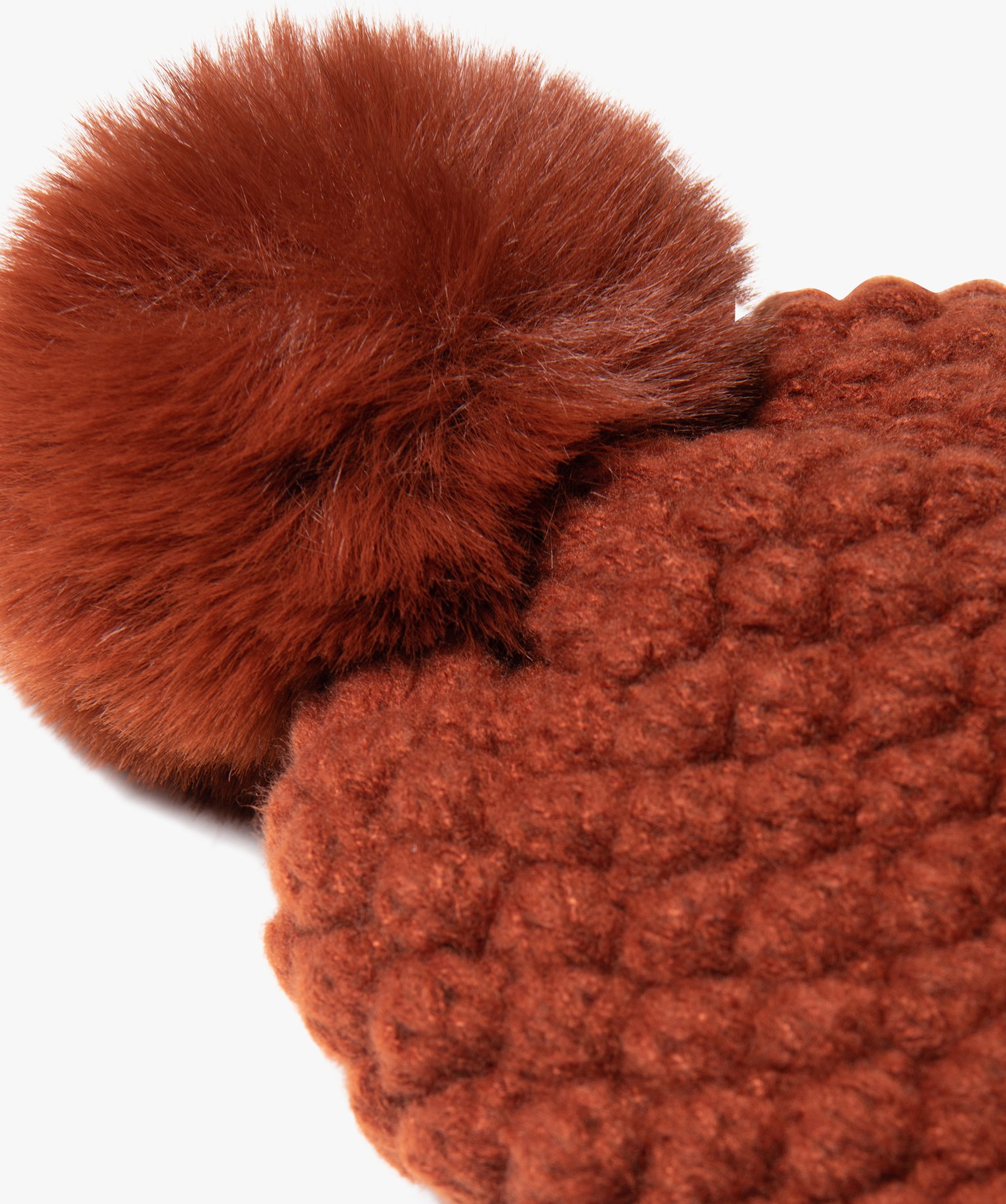 Bonnet femme en maille fantaisie avec pompon peluche orange | GEMO