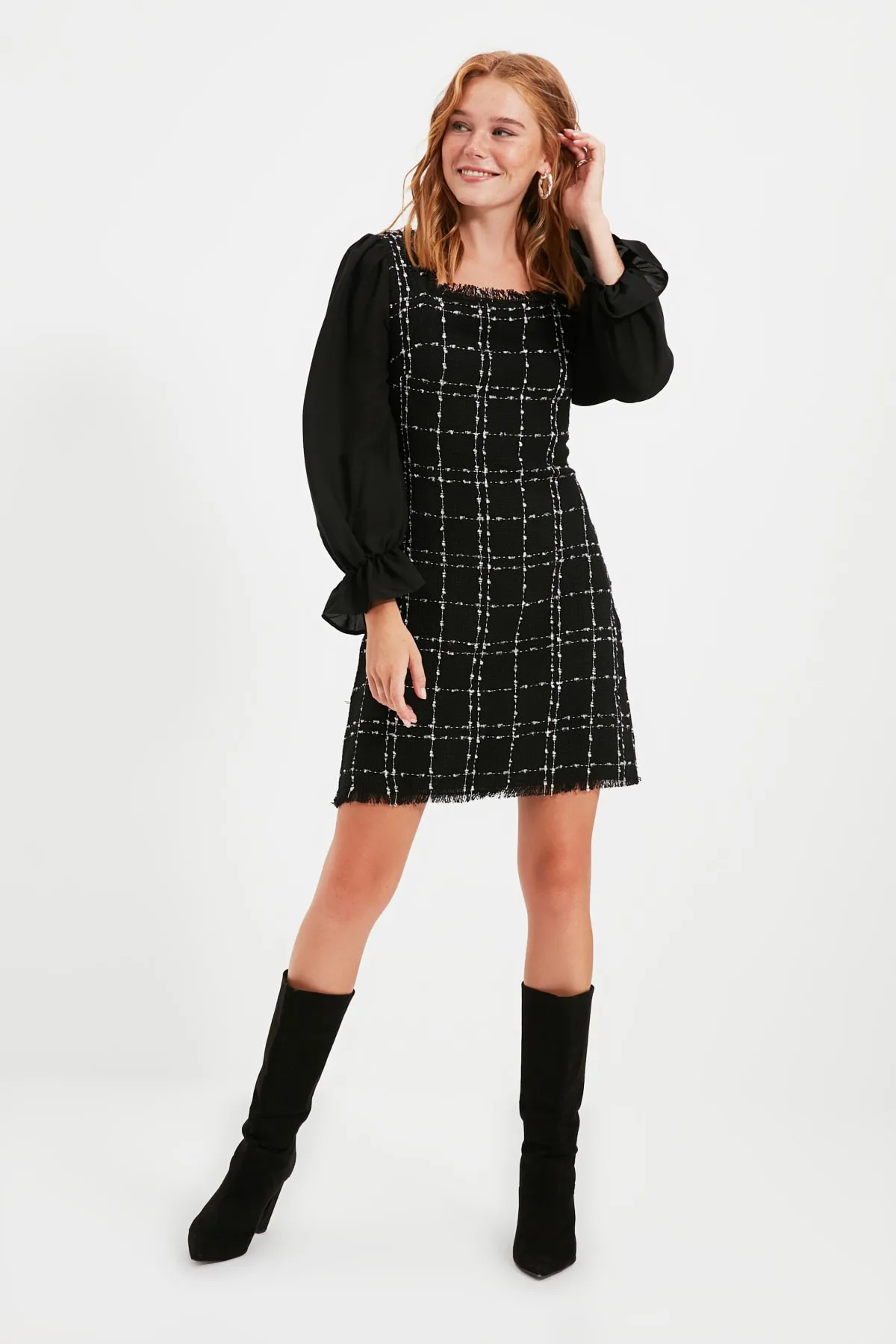 Trendyol Collection  Schwarzes Tweed-Kleid mit Mini-Chiffonärmeln in A-Linie und detailliertem Webmuster TWOAW21EL0532