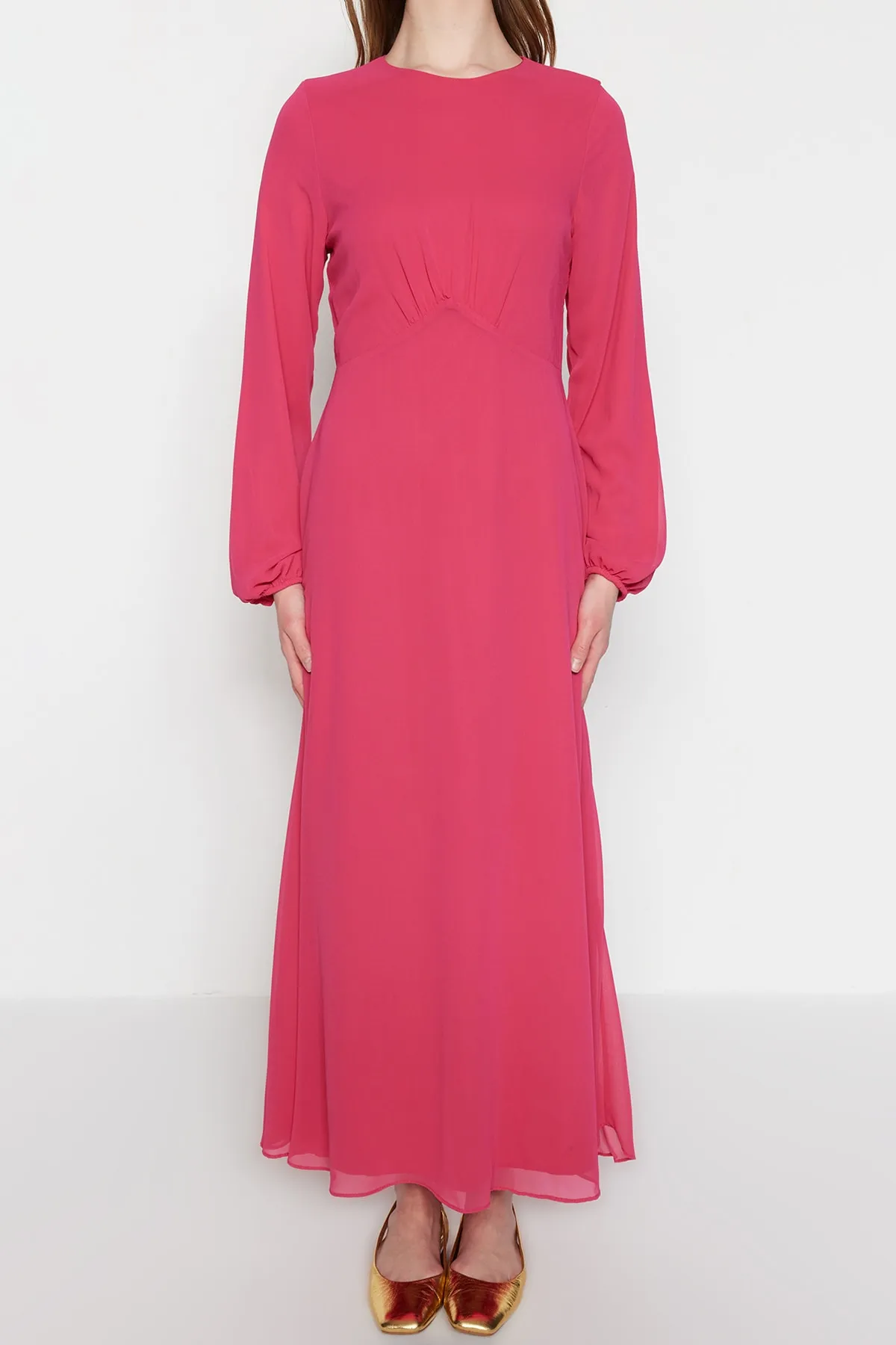Trendyol Modest  Fuchsiafarbenes, gefüttertes Kleid aus gewebtem Chiffon mit Raffung vorne TCTSS23EB00064