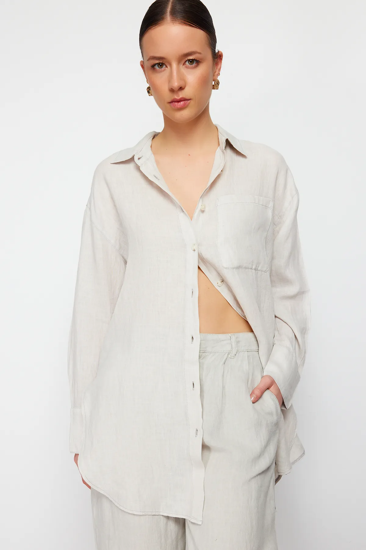 Trendyol Collection  Graues Oversize-Hemd aus 100 % Leinen TWOSS24GO00118