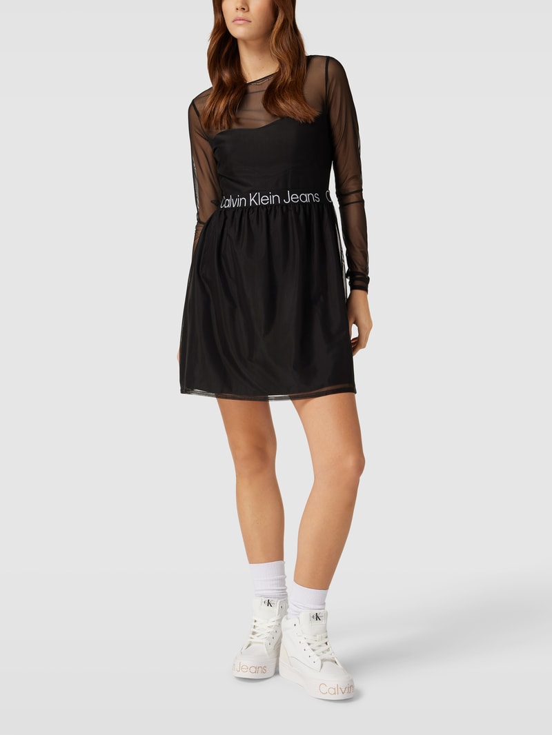 Kleid mit Taillenband mit Label-Stitching in schwarz