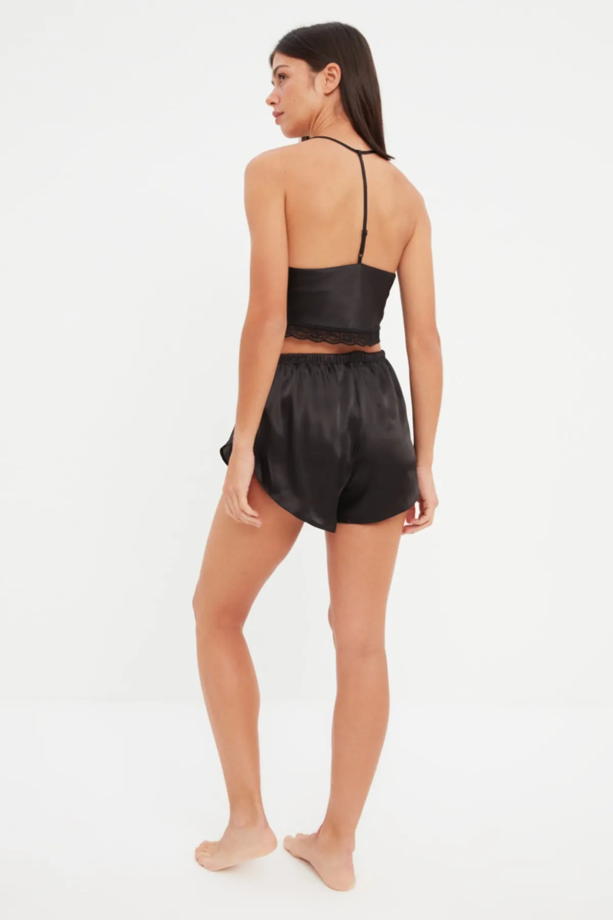 Trendyol Collection  Schwarzes Pyjama-Set aus gewebtem Satin mit Spitzendetails und Seilträgern THMSS22PT0264