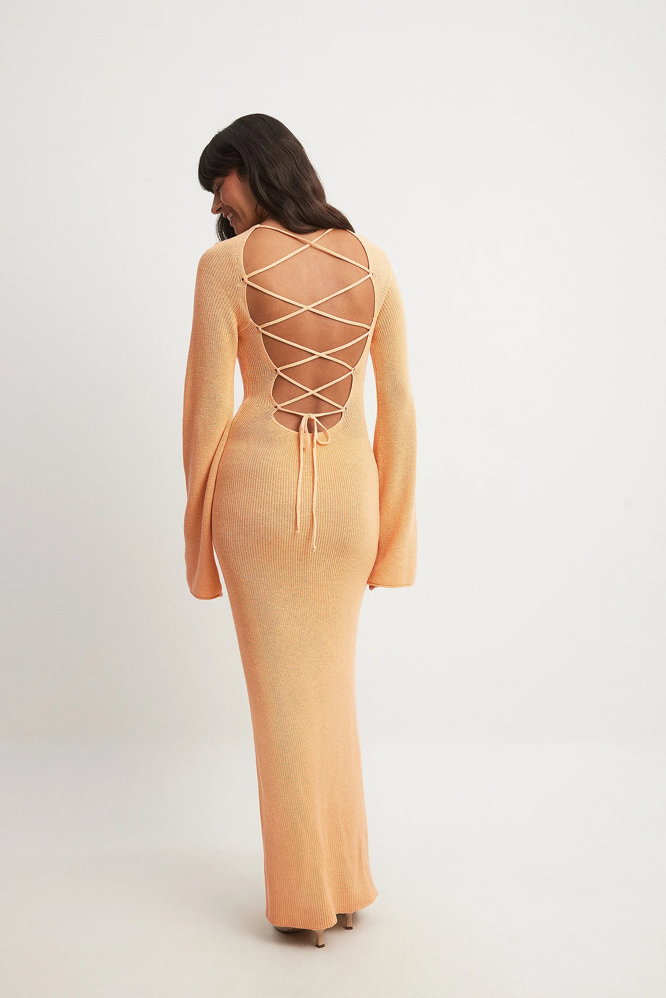 Kleid mit offenem gekreuztem Rücken