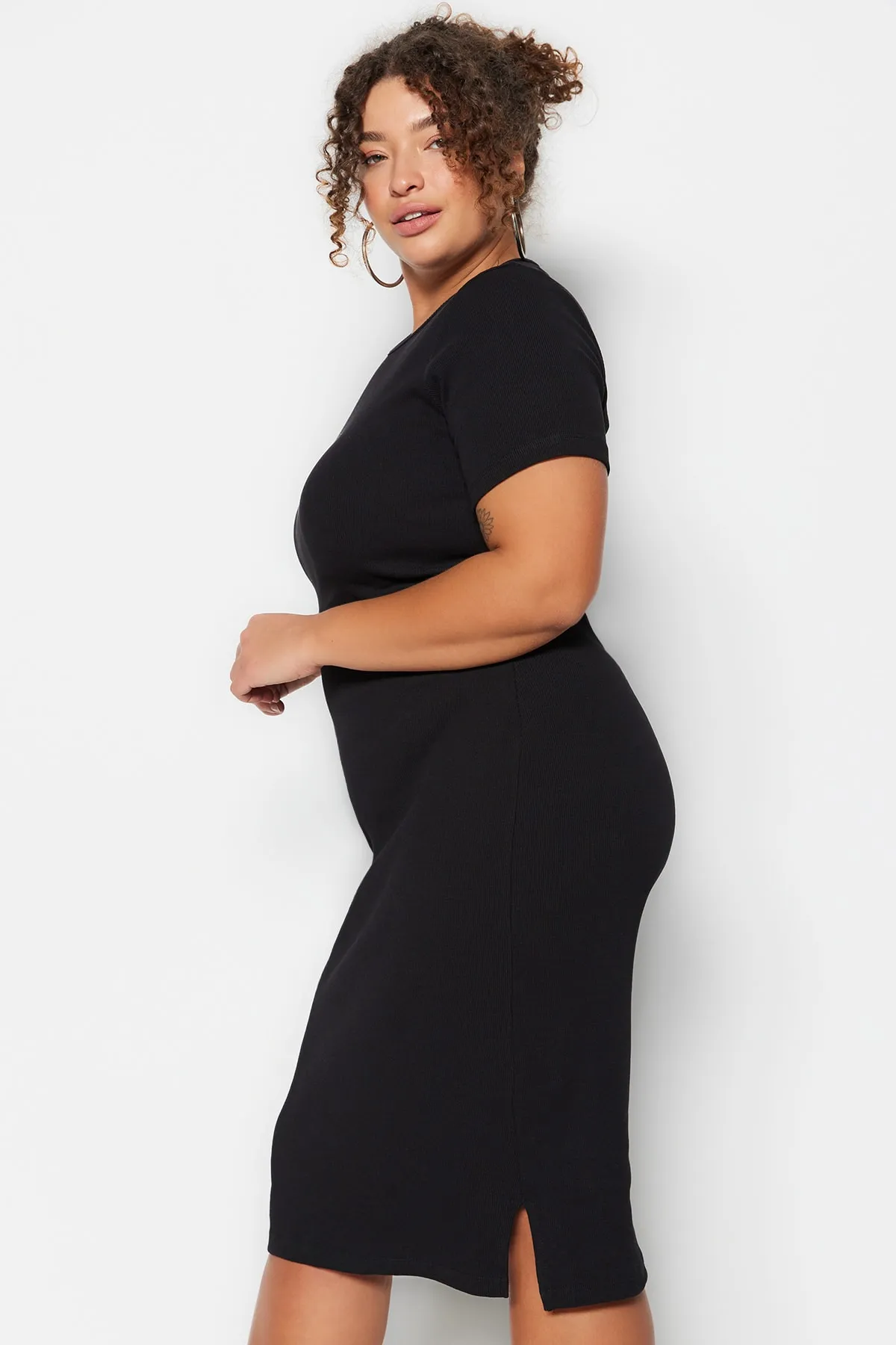 Trendyol Curve  Schwarzes, schnurgebundenes Strickkleid mit Ausschnitten und Schlitzen TBSSS23AH00250
