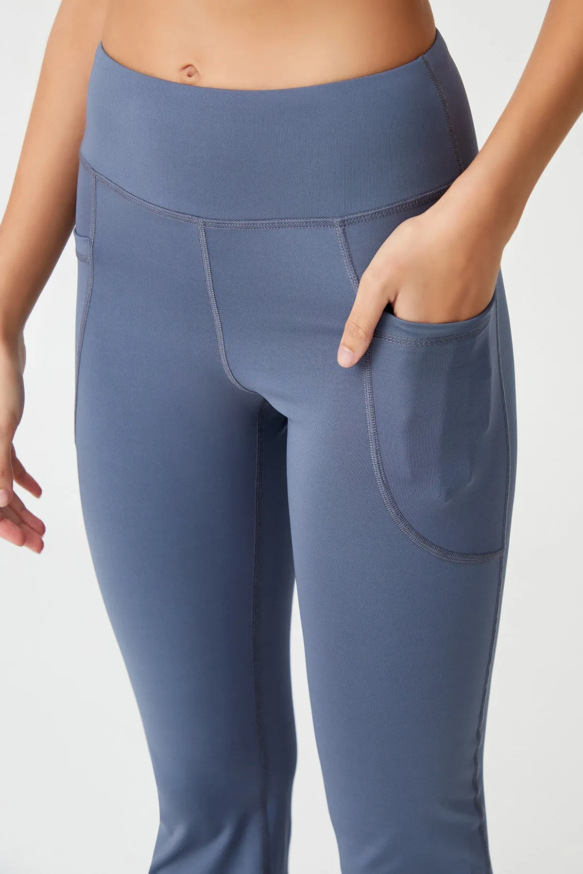 LOS OJOS  Anthrazitfarbene, glättende Bootcut-Strumpfhose mit hoher Taille und ausgestelltem Bein und doppelter Tasche