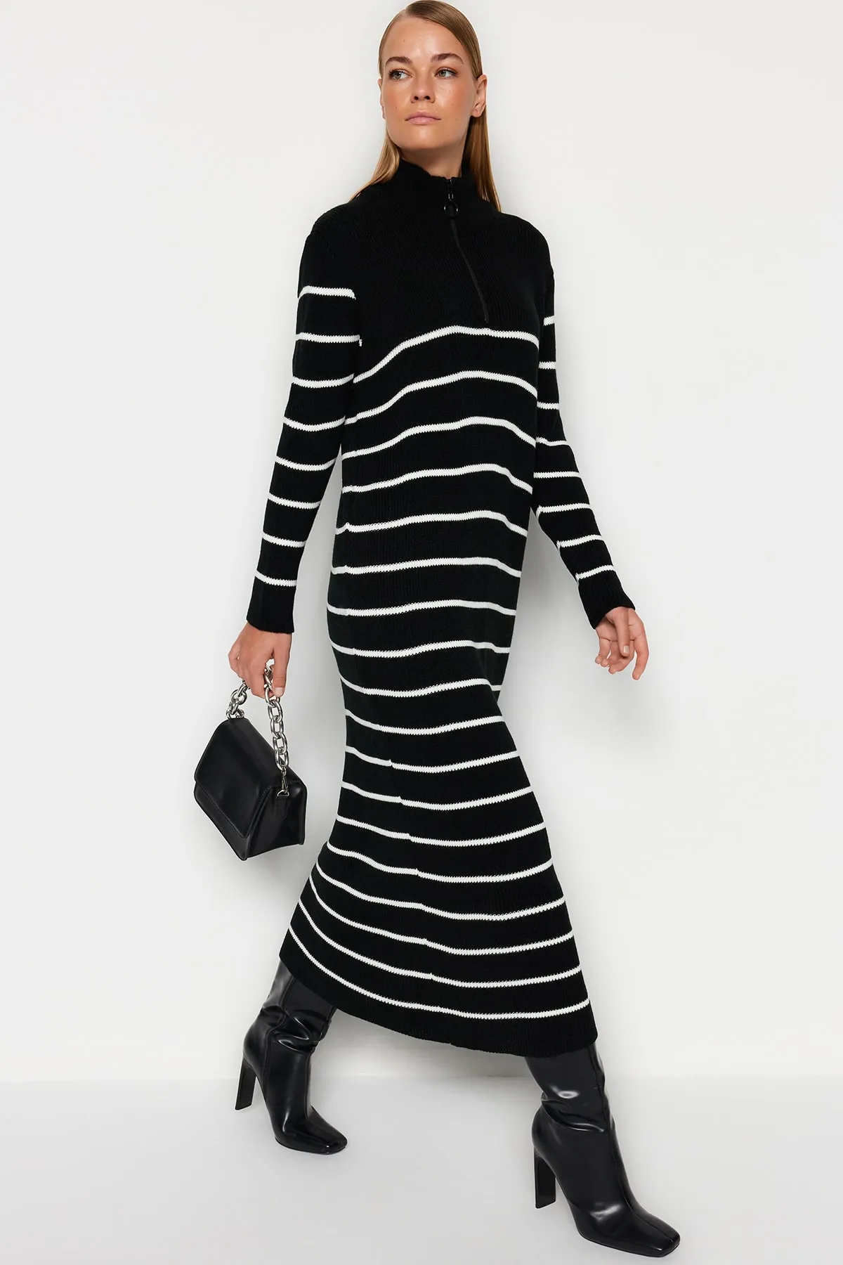 Trendyol Modest  Schwarzes Strickkleid mit Streifen und Reißverschluss TCTAW24EB00019