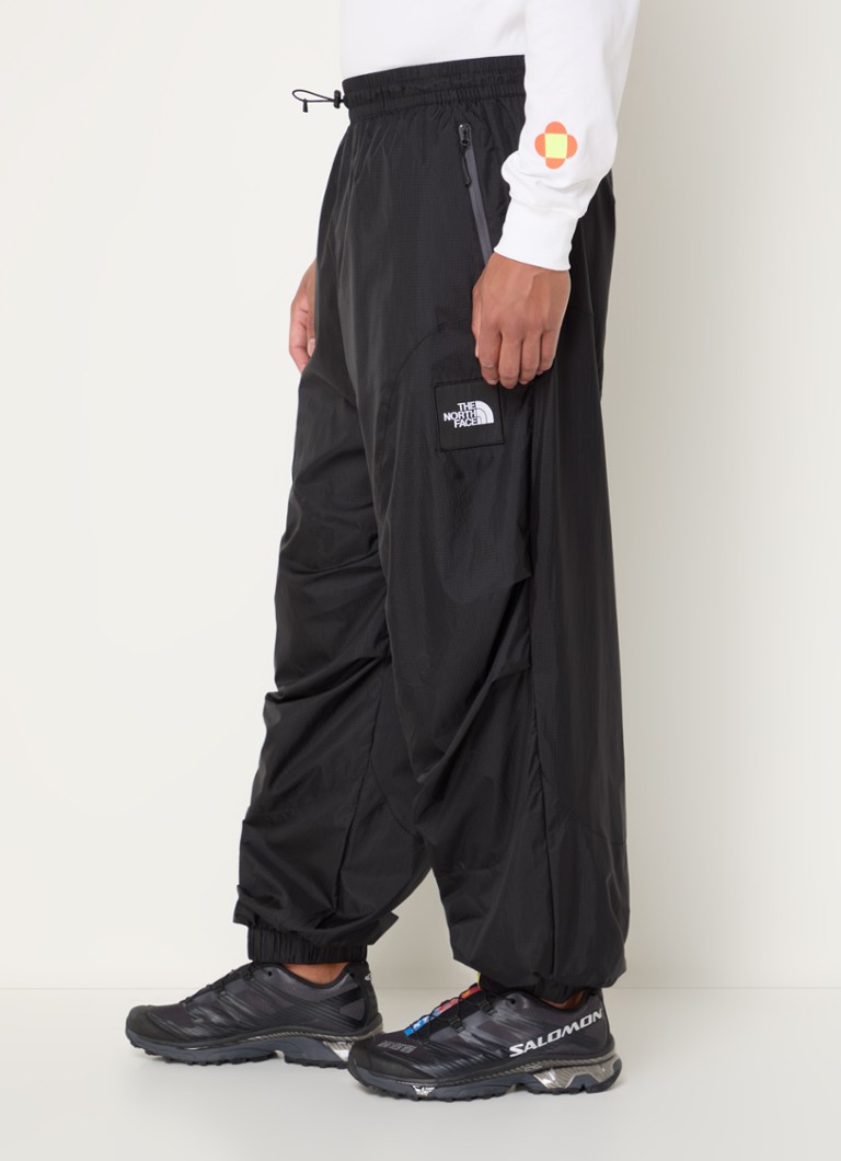 The North Face TNF x Yinka Ilori sašaurinātas bikses ar rāvējslēdzēja kabatām un logotipu