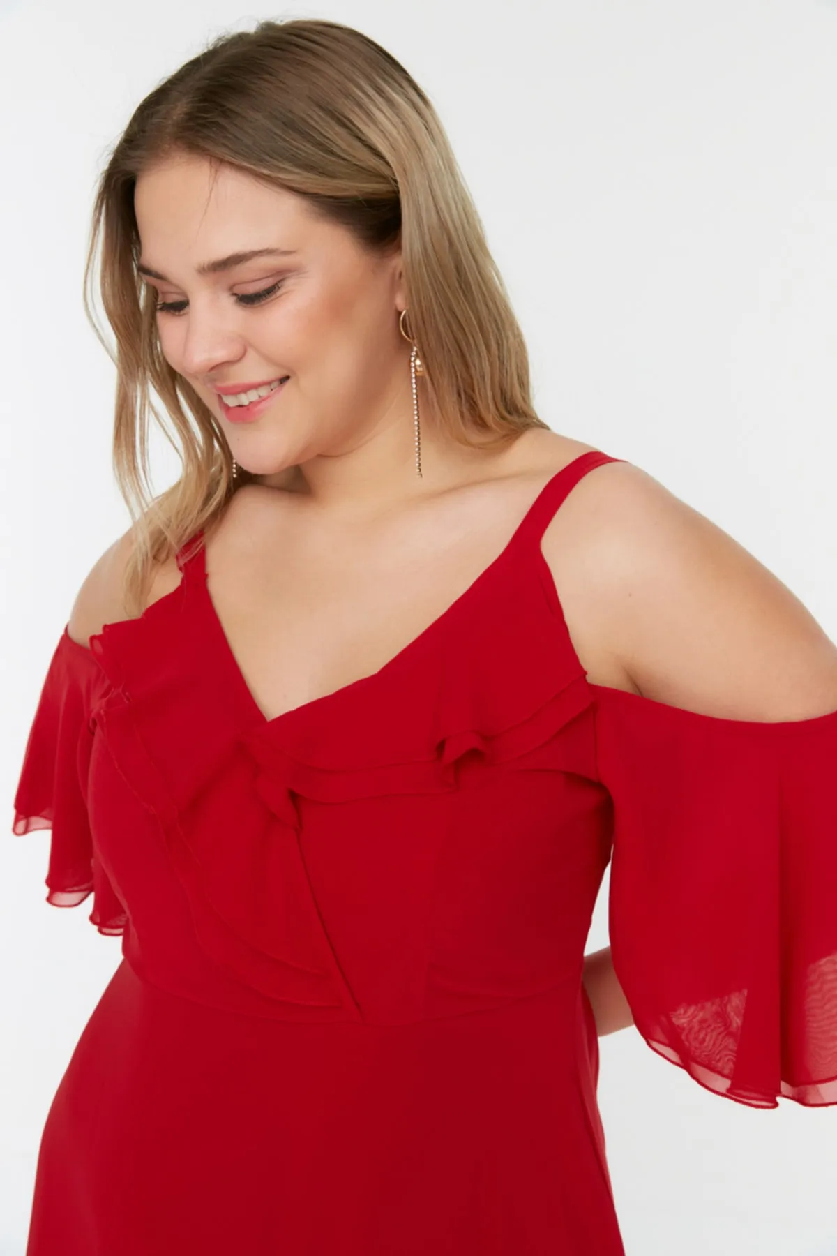 Trendyol Curve  Rotes gewebtes Chiffon-Abendkleid mit zweireihigem Kragen TBBSS22AH0178
