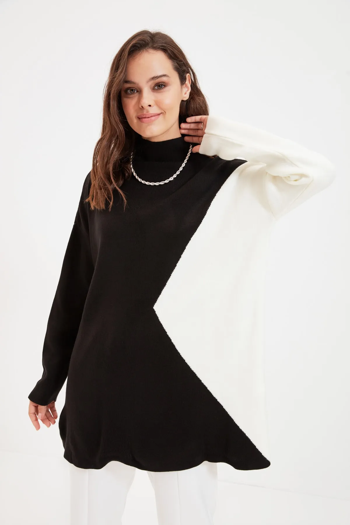 Trendyol Modest  Schwarzer Farbblock-Strickpullover TCTAW22AK0007