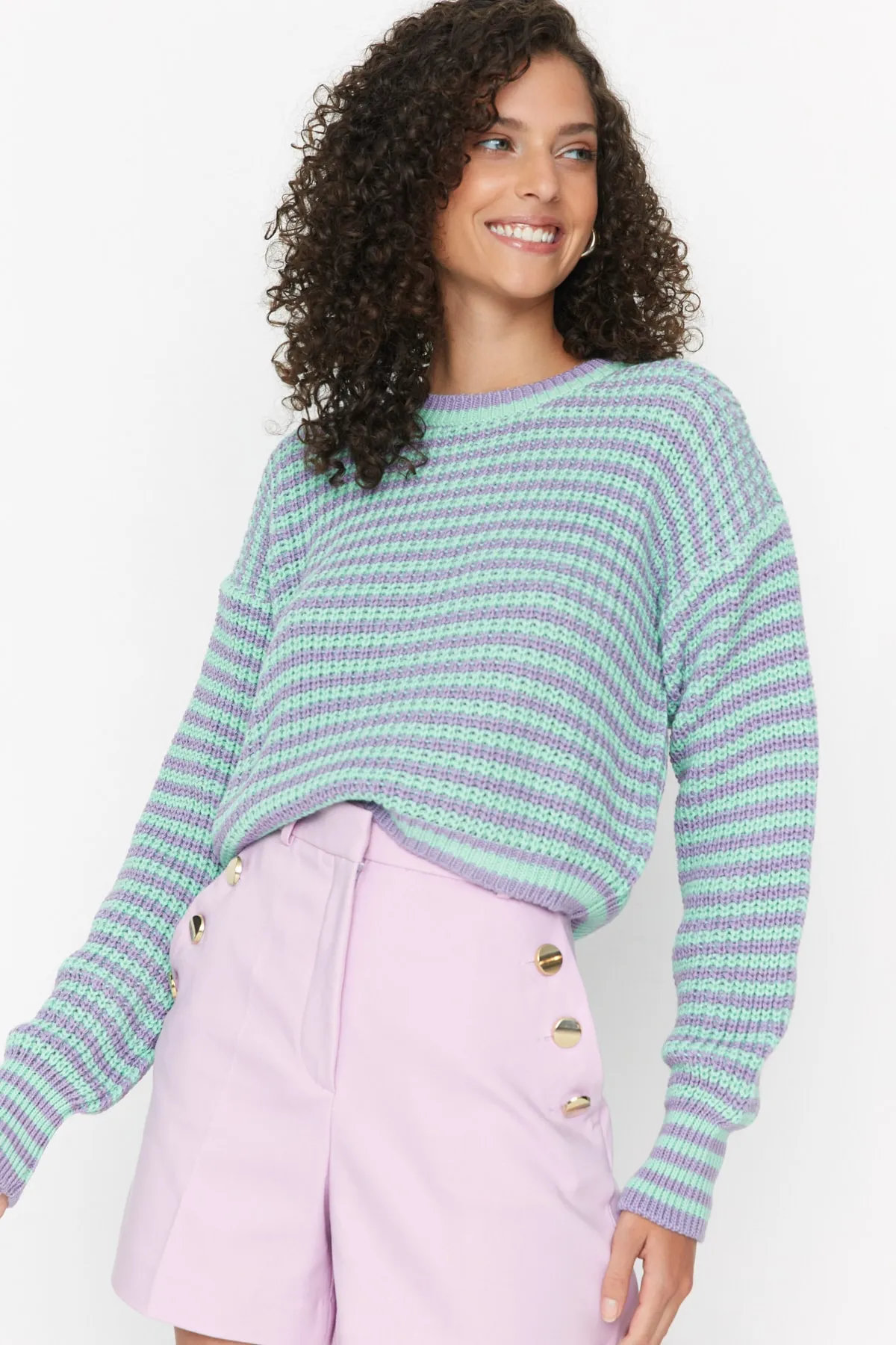 Trendyol Collection  Lila kurzer Strickpullover mit Streifen TWOAW23KZ00412