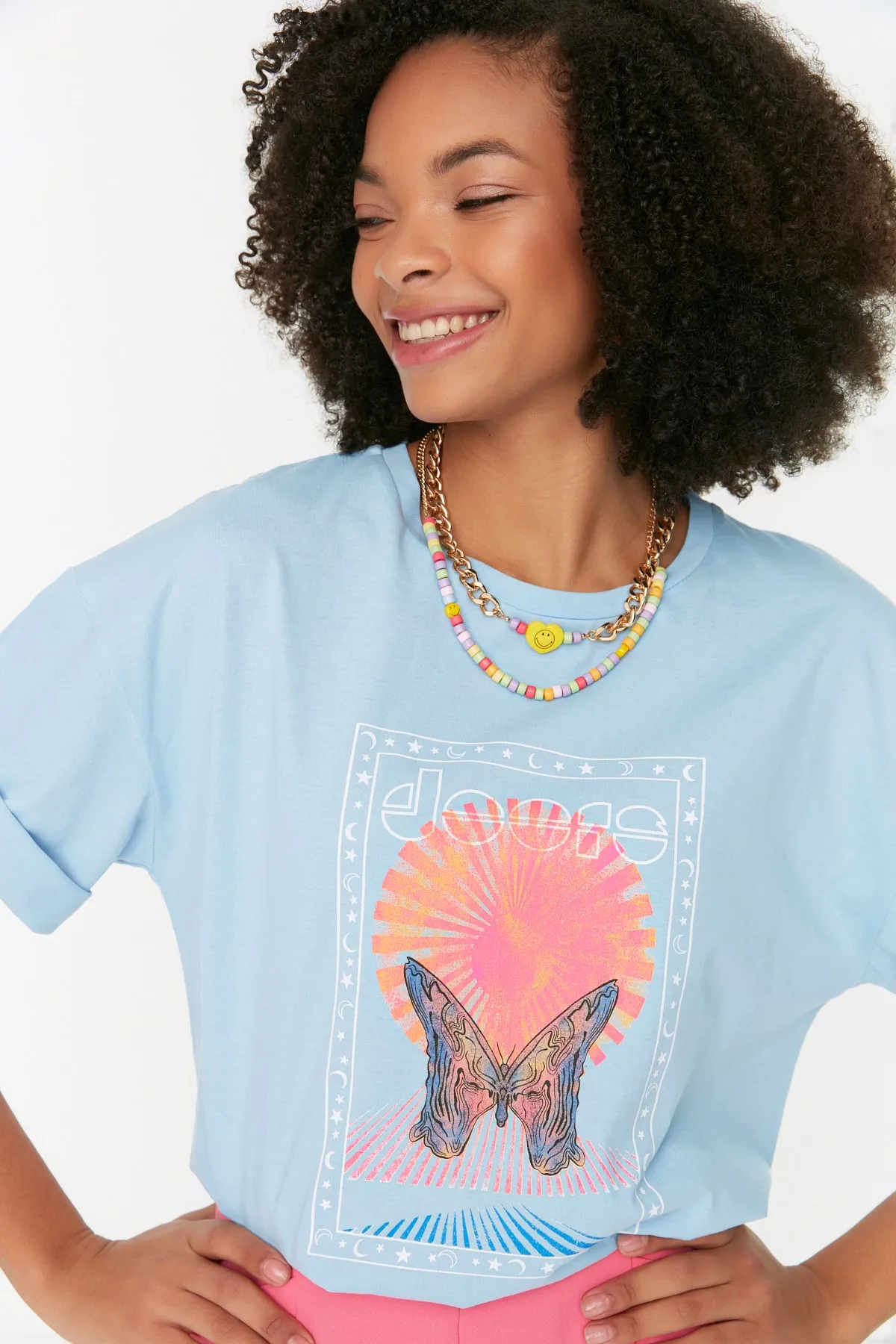 Trendyol Collection  Hellblaues, bedrucktes, lockeres/weites, entspanntes Strick-T-Shirt mit Rundhalsausschnitt aus 100 % Baumwolle TWOSS22TS1145