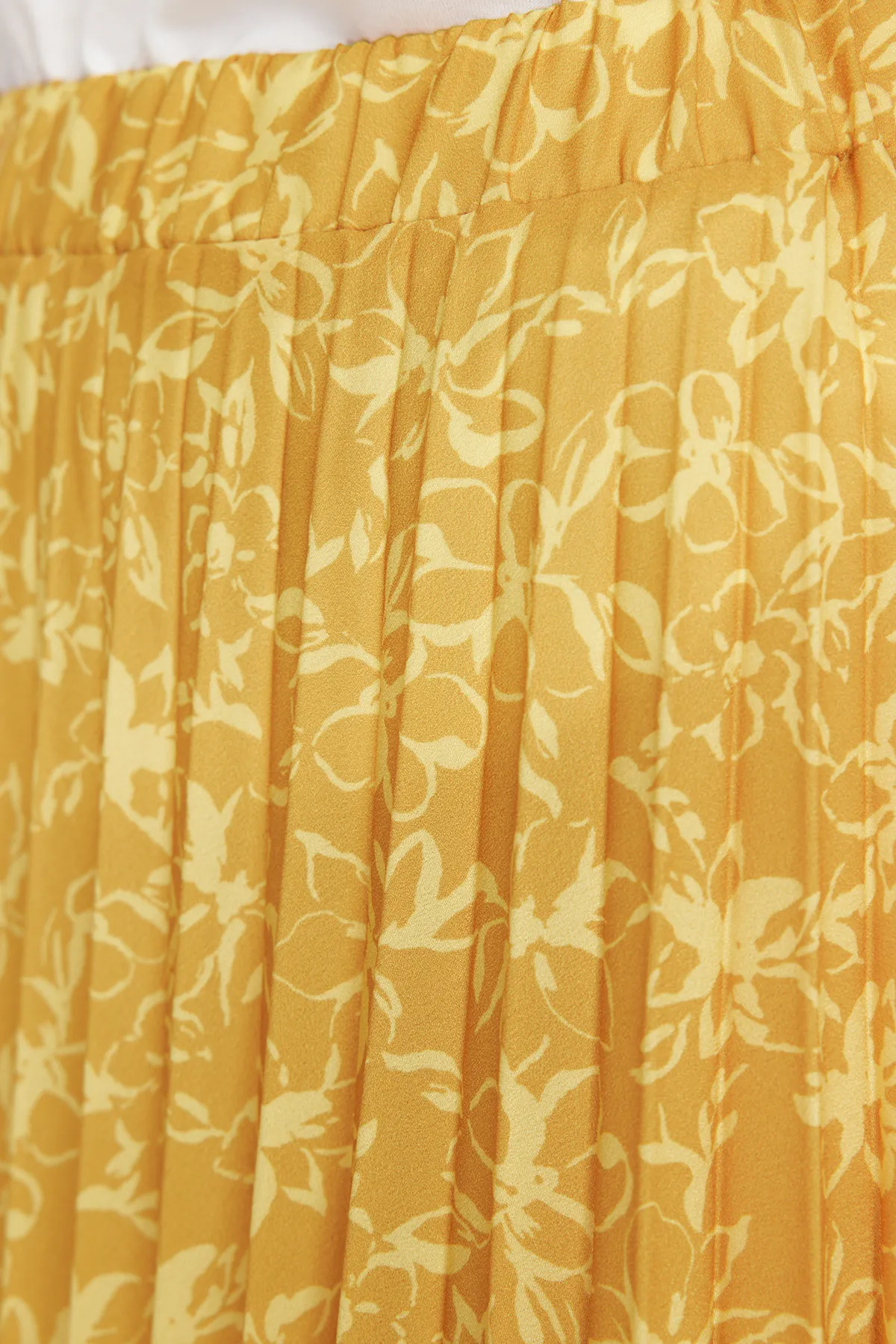 Trendyol Modest  Senffarbener, floral gemusterter, plissierter, gewebter Rock mit elastischem Bund TCTSS23EE00018